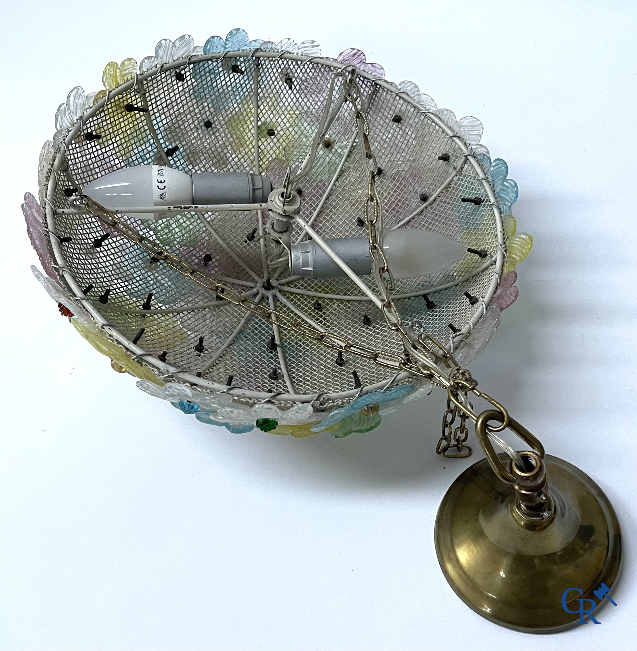 Un lot d'une lampe de table vénitienne, une paire de grandes appliques en verre vénitien et un plafonnier en Murano.