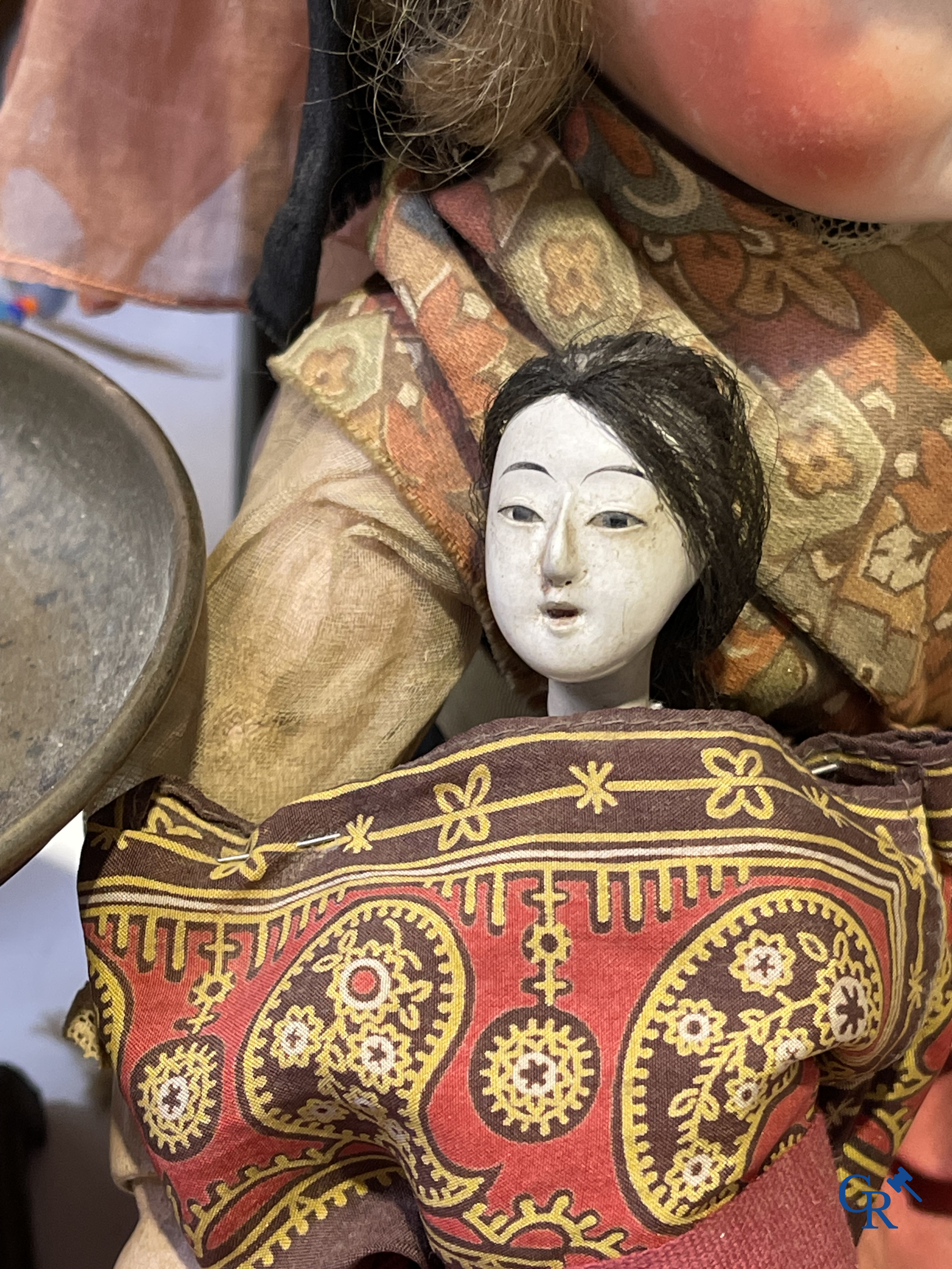 Vieux jouets, Grand lot avec différentes poupées anciennes et objets de collection.