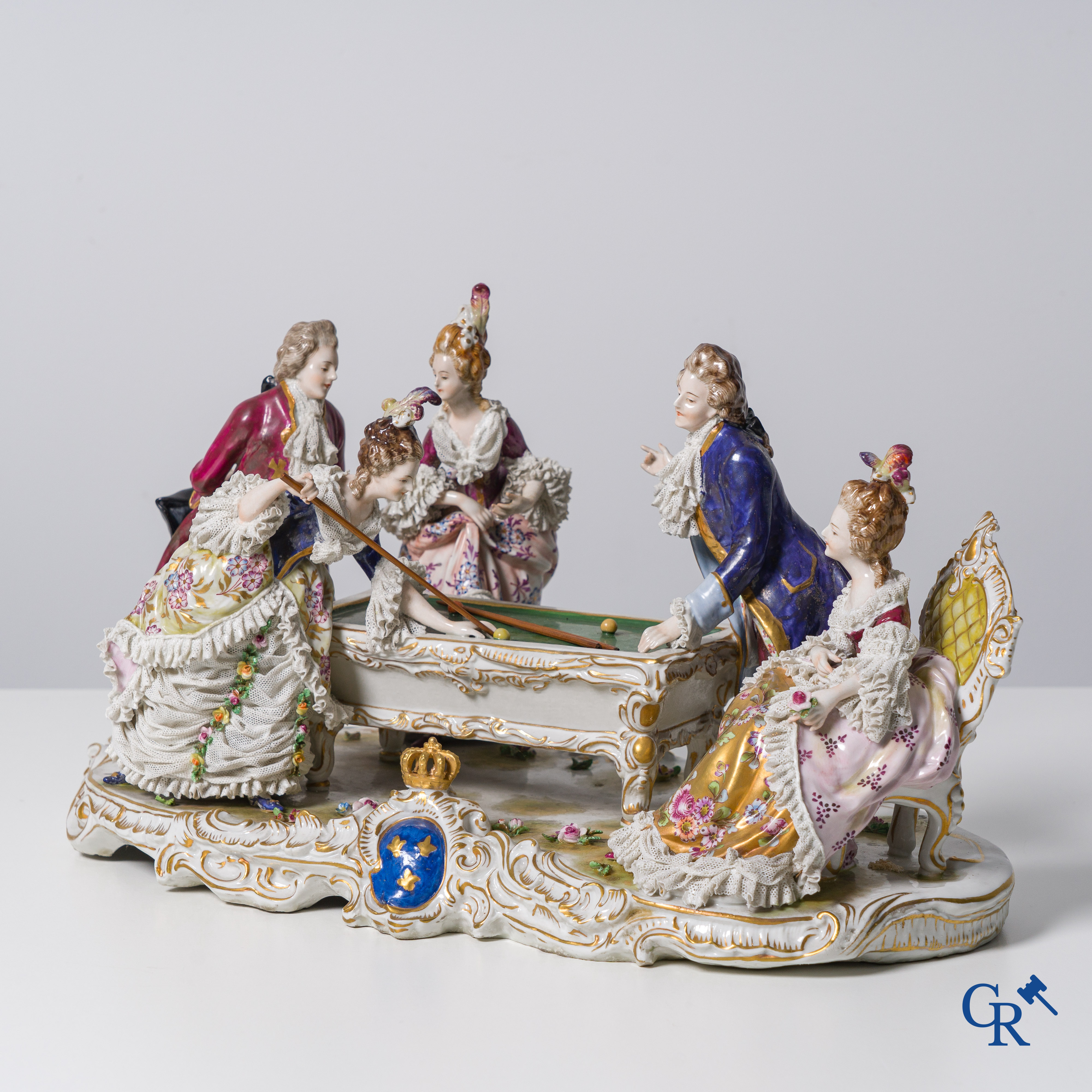 Volkstedt Rudolstadt: Porcelaine européenne. Grand groupe en porcelaine en dentelle avec 5 personnages autour d'une table de billard.