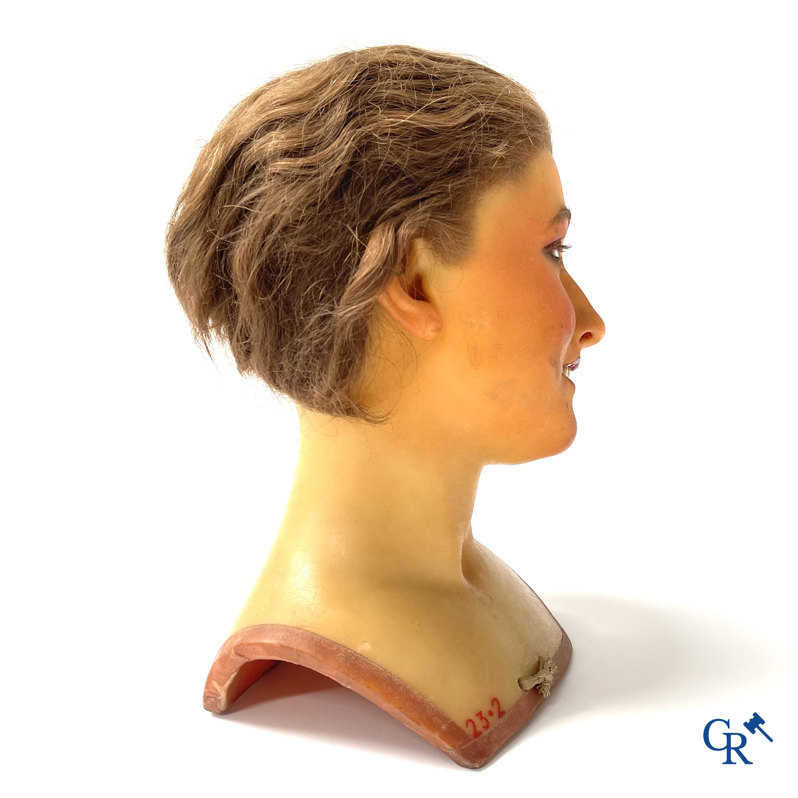 Een paar bustes voor mannequins in was met glazen ogen. Hoogstwaarschijnlijk Siegel of Pierre Imans. Circa 1920.