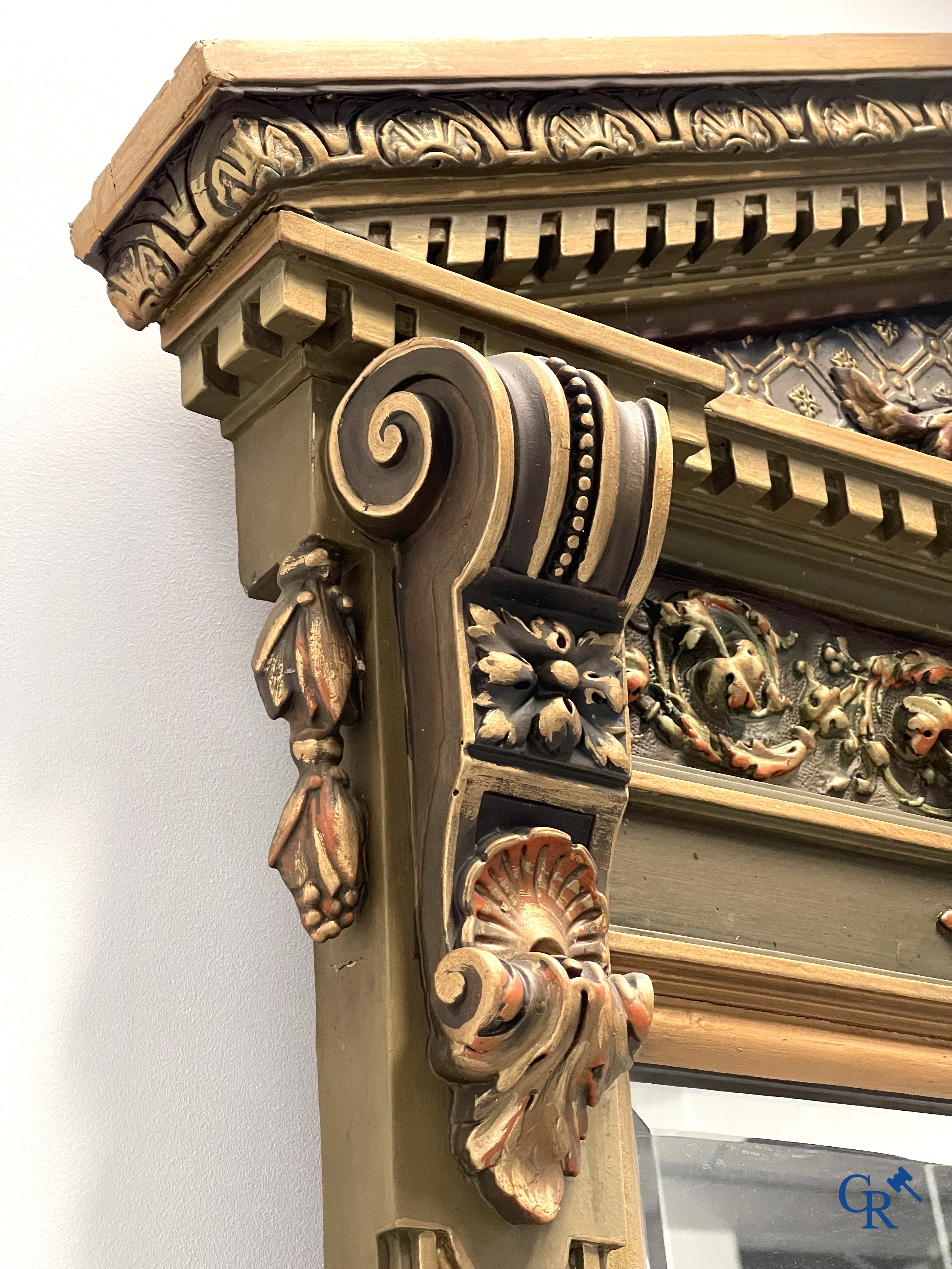 Un grand miroir de cheminée patiné avec un dragon. Vers 1900.