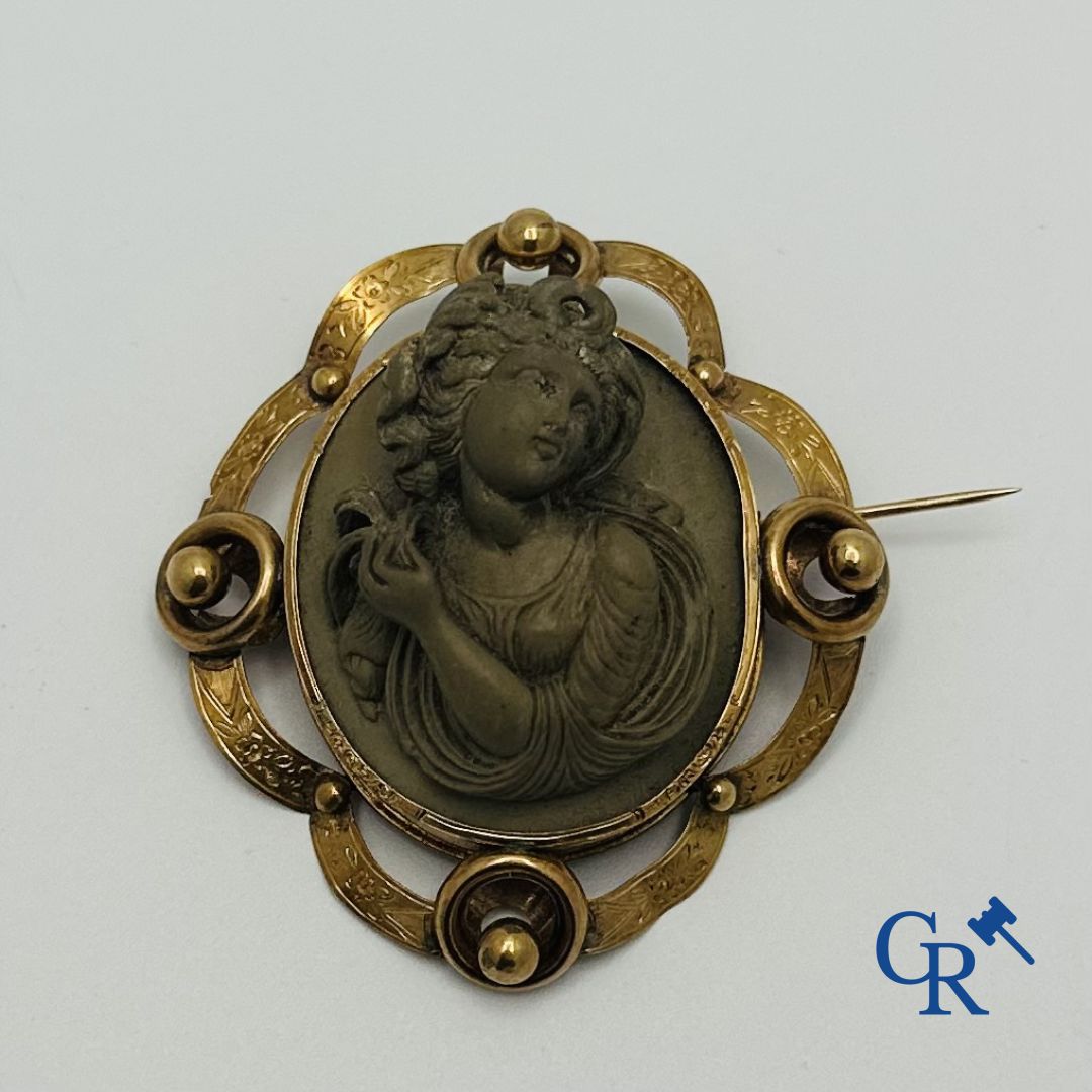 Jewellery: Large gold brooch 18K (750°/00) with a representation of a goddess. (good condition - marked)