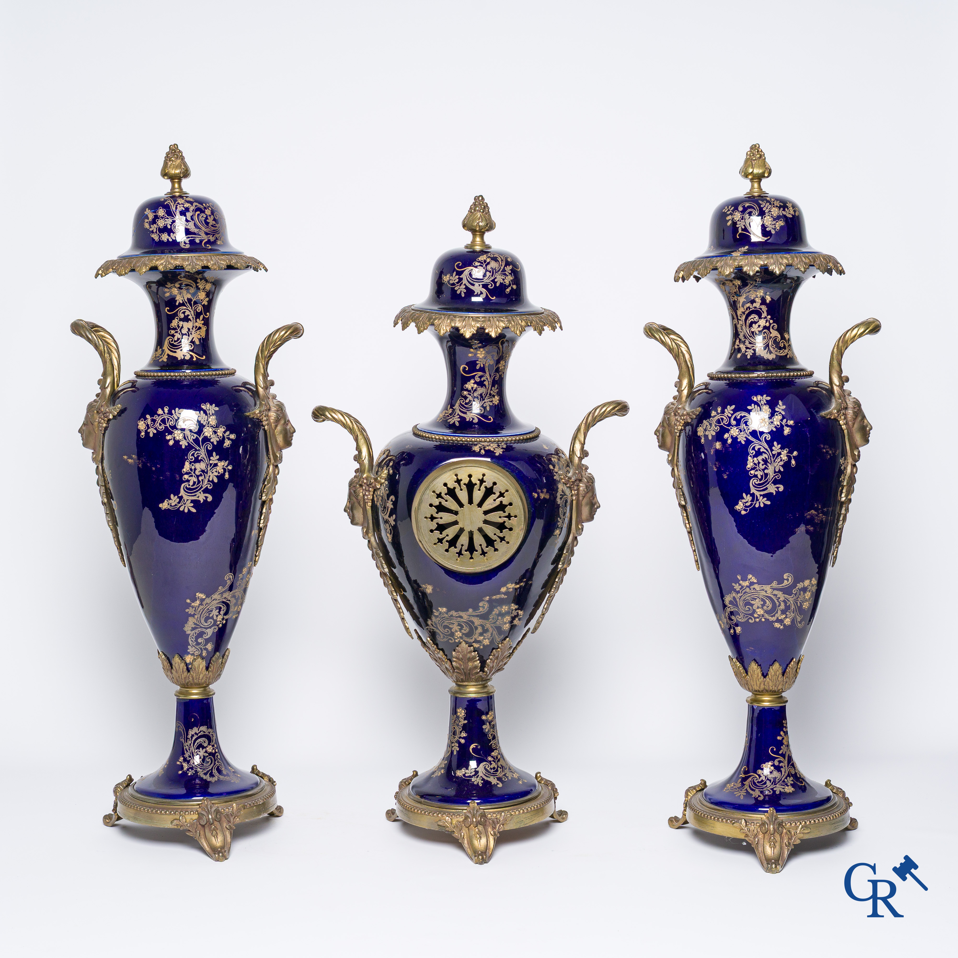 Sèvres, grande garniture de cheminée en porcelaine de Sèvres et montures en bronze. Travail français vers 1900.