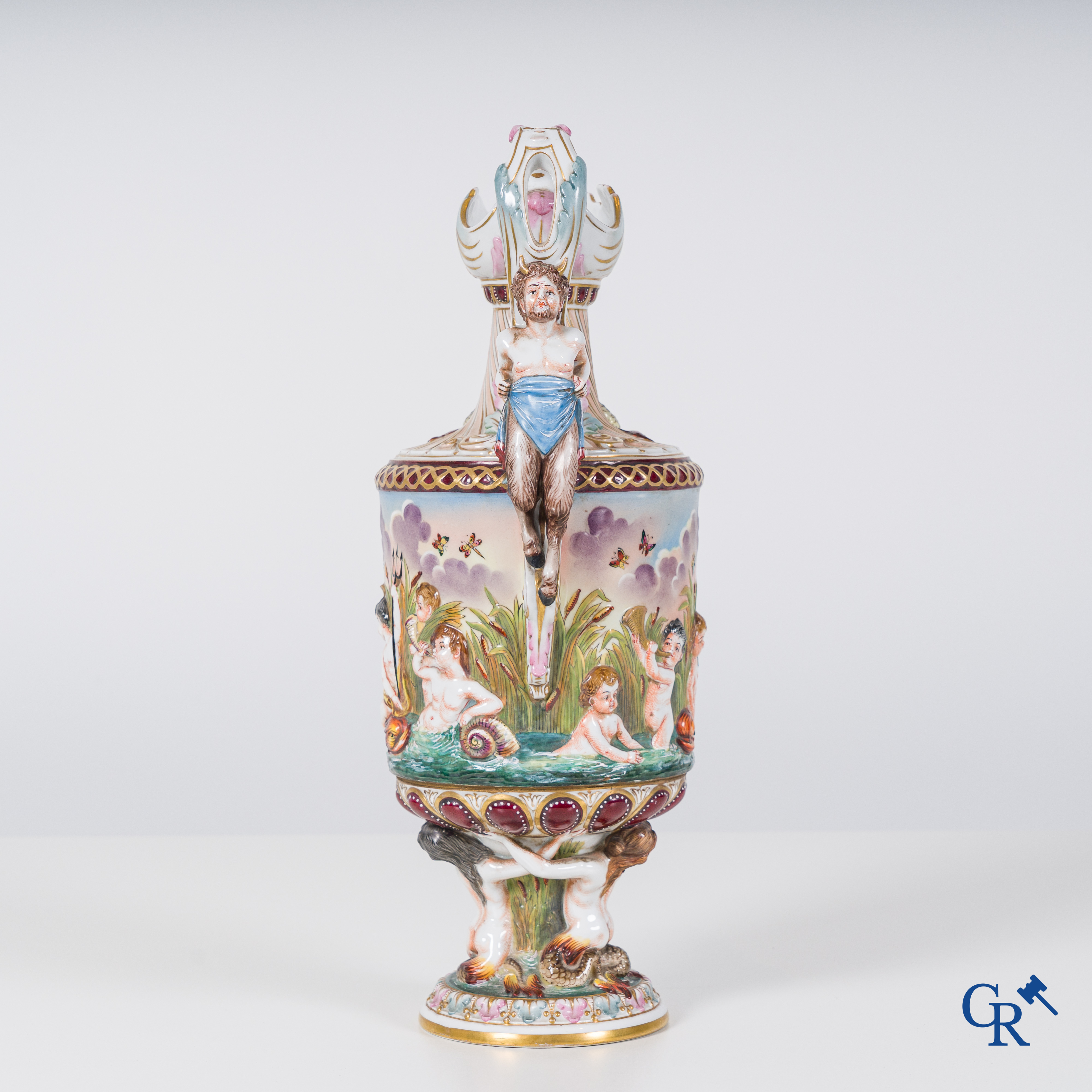 Une cruche ou aiguière en porcelaine de Naples, de style Renaissance. Fin du 19ème siècle.