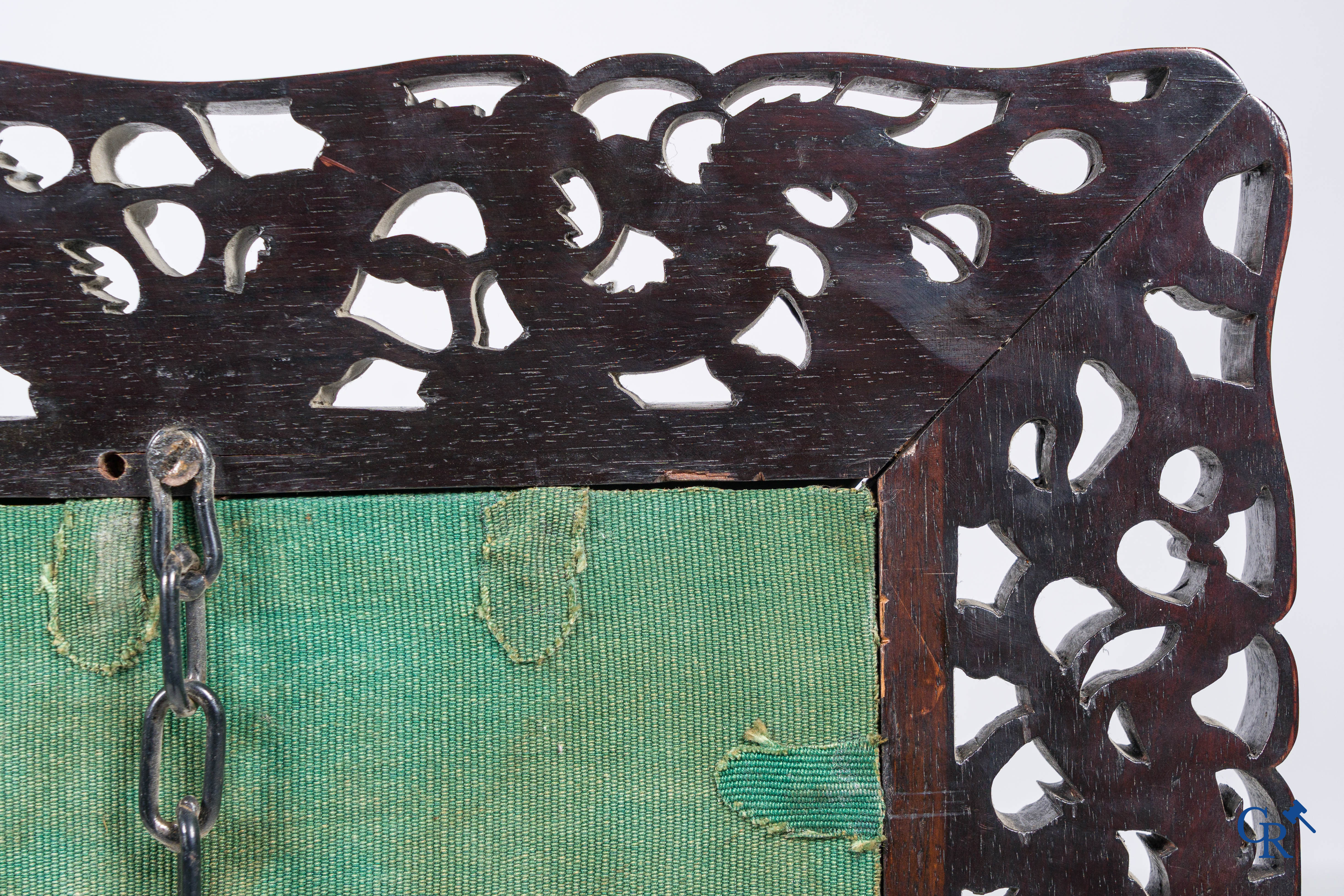 Aziatica, een grote spiegel in gesculpteerd Chinees hardhout. 19e eeuw.