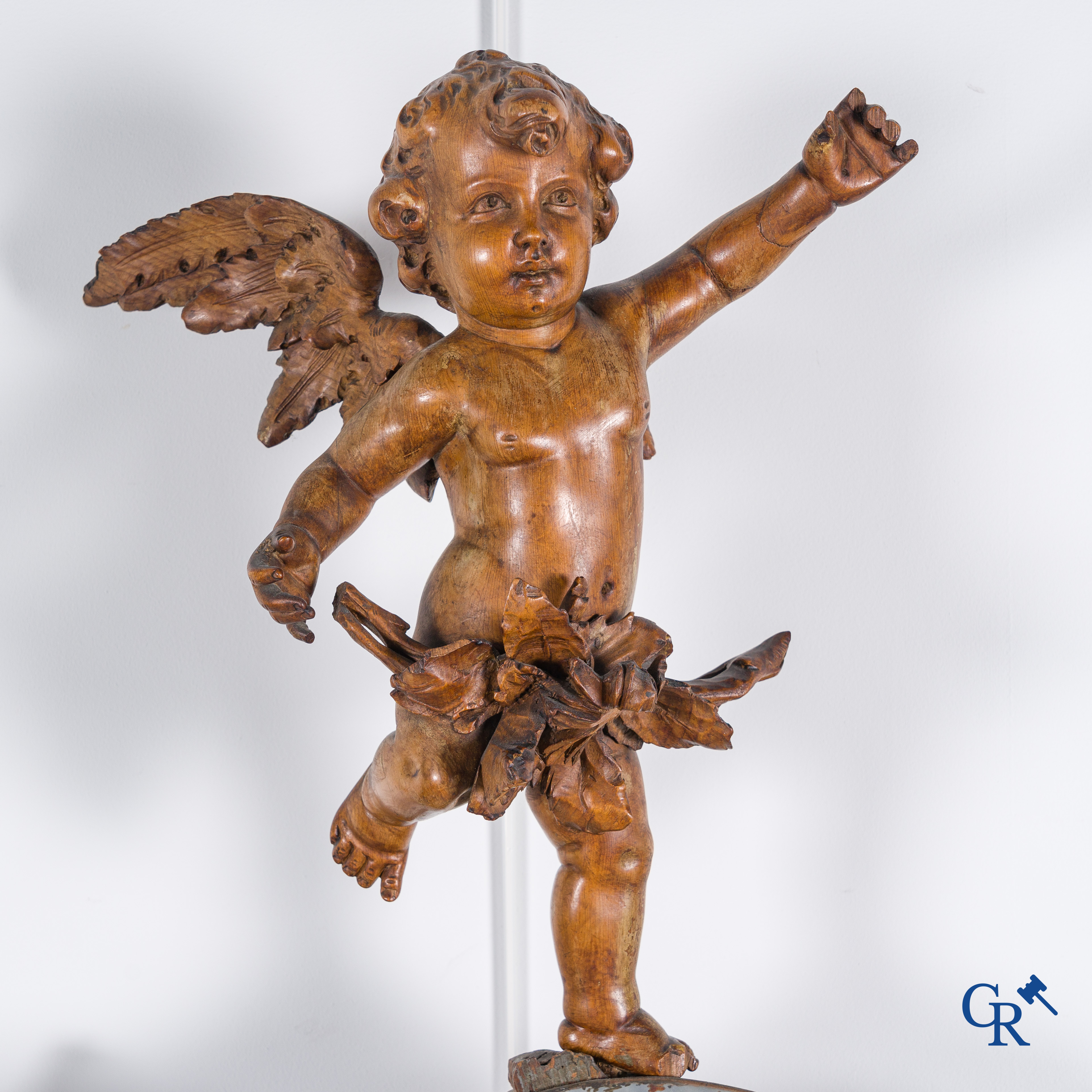 Un grand miroir entouré de 6 putti en bois sculpté. Vers 1900.