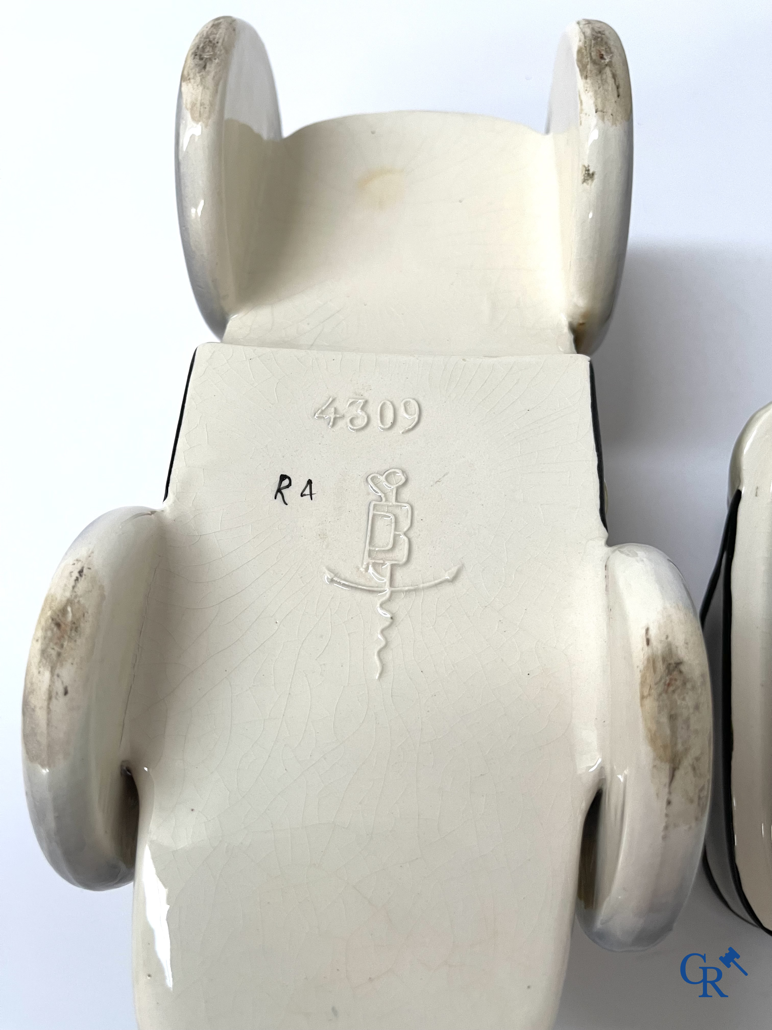 Faïencerie Fives Lille. L'Automobiliste, een grote tabakspot in de vorm van een automobilist. Circa 1910.