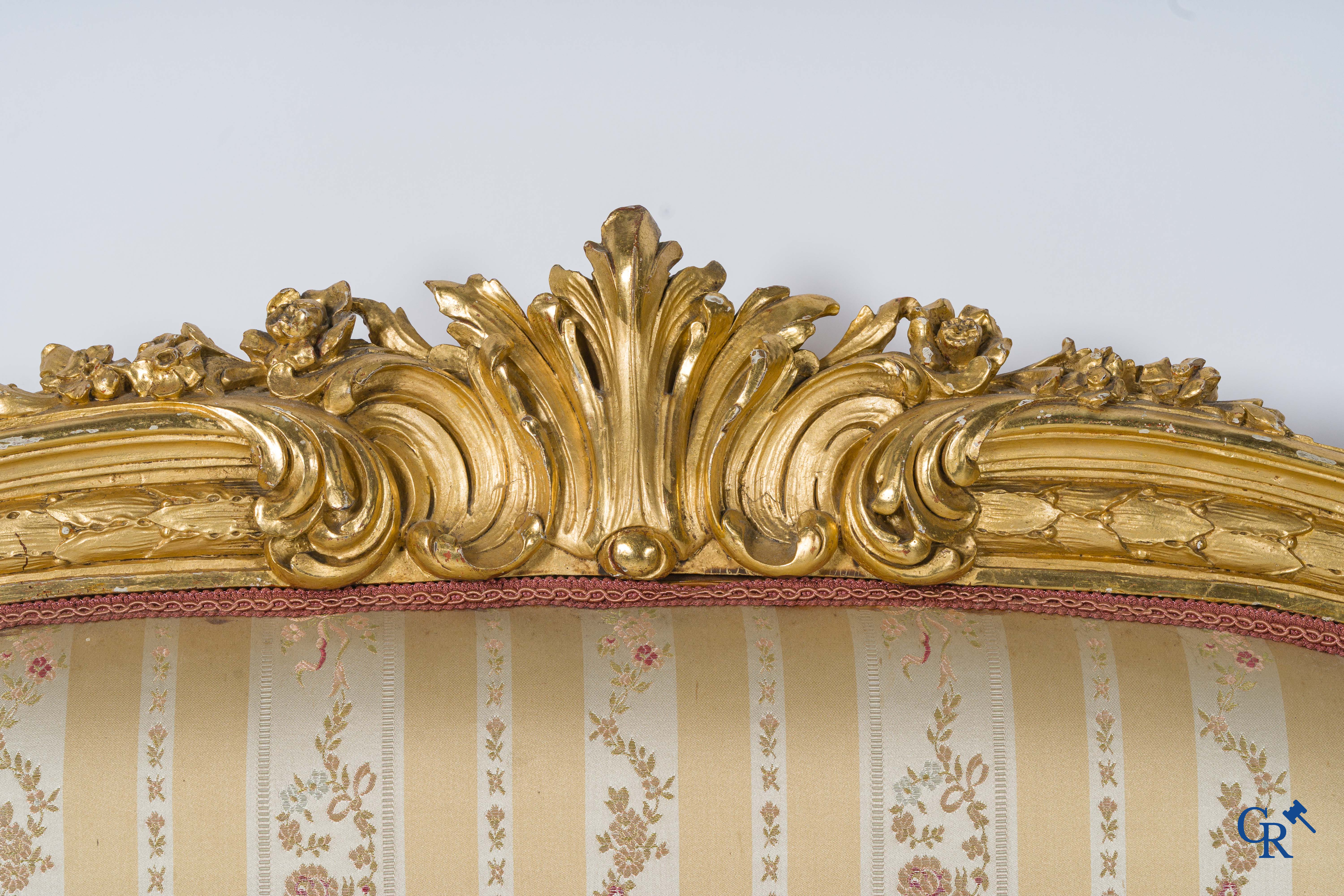 Napoleon III-periode. Een imposante 5-delig rijkelijk hout gesculpteerde en vergulde salon. Circa 1880.