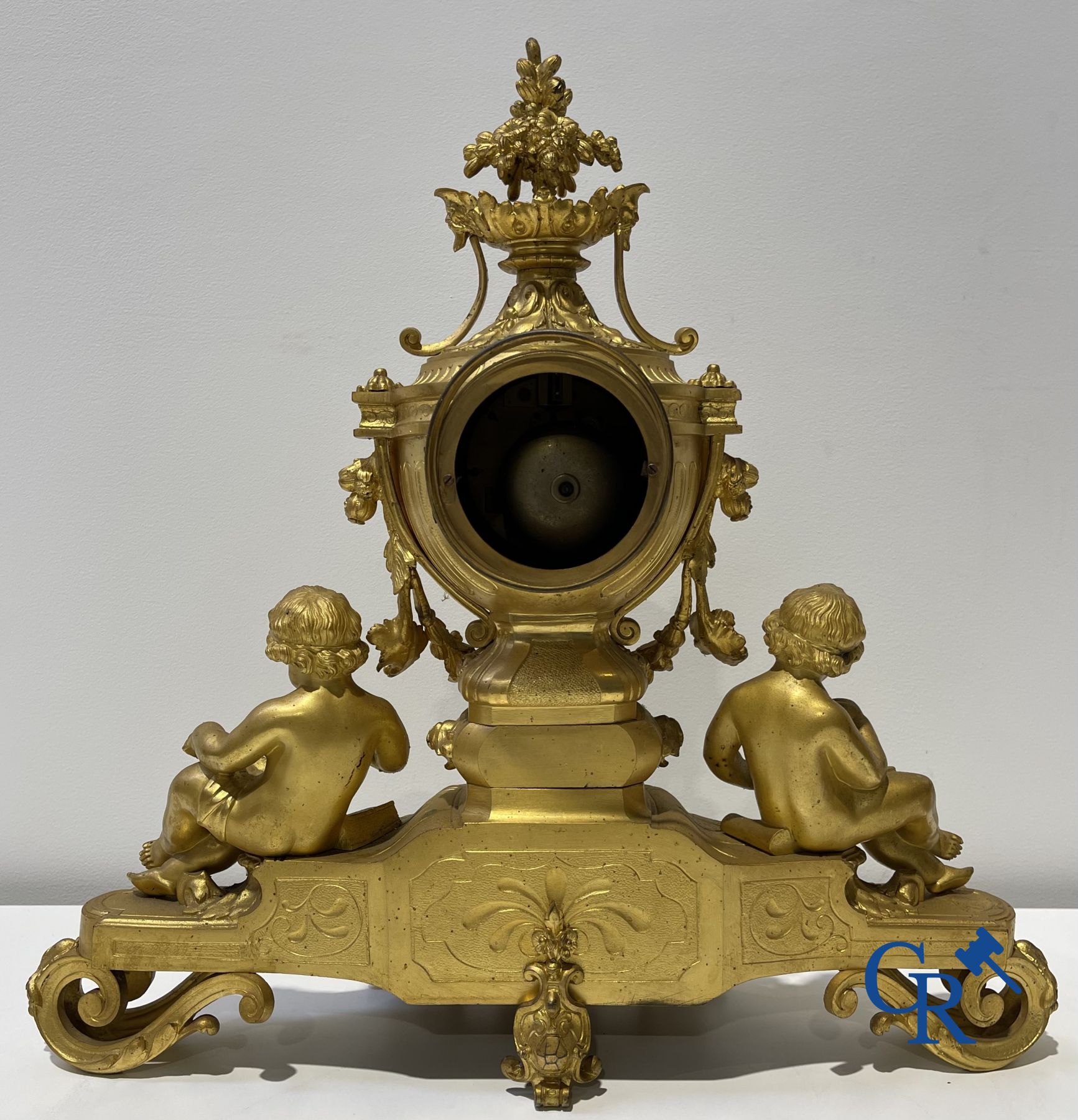 3-delige bronzen schouwgarnituur in LVI-stijl met putti. Jules Petit à Paris. Napoleon III-periode.