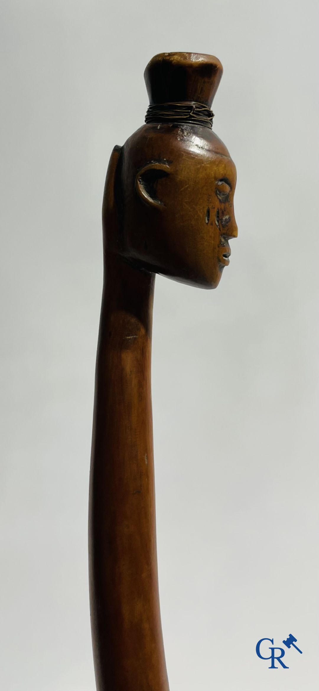 Art africain: Un bâton en bois sculpté.