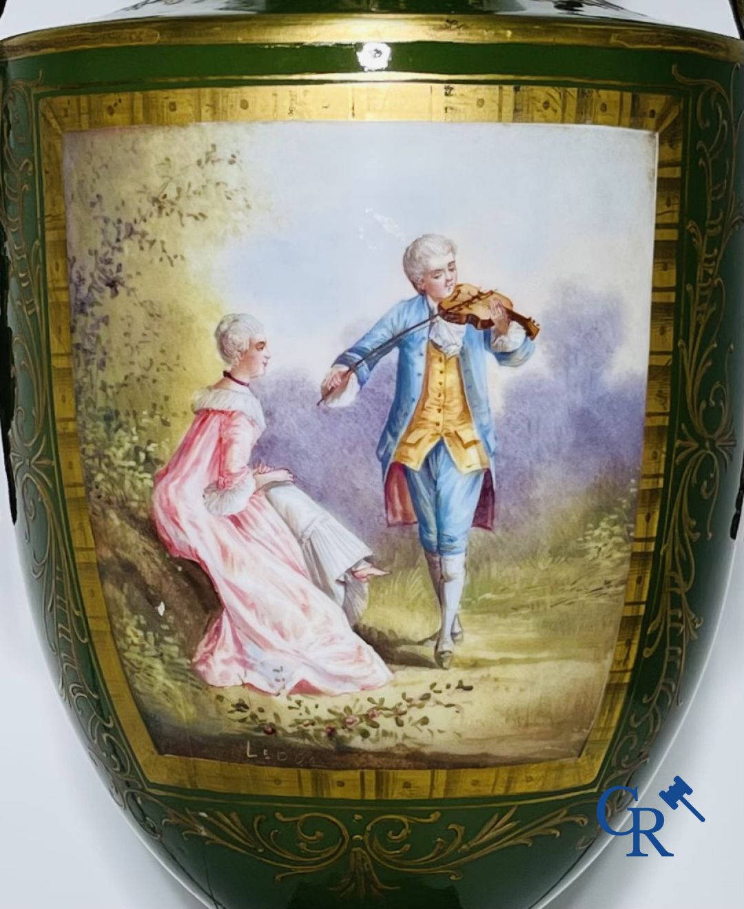 Sèvres: Paire de vases en porcelaine de Sevres et bronze. Signé Leduc.