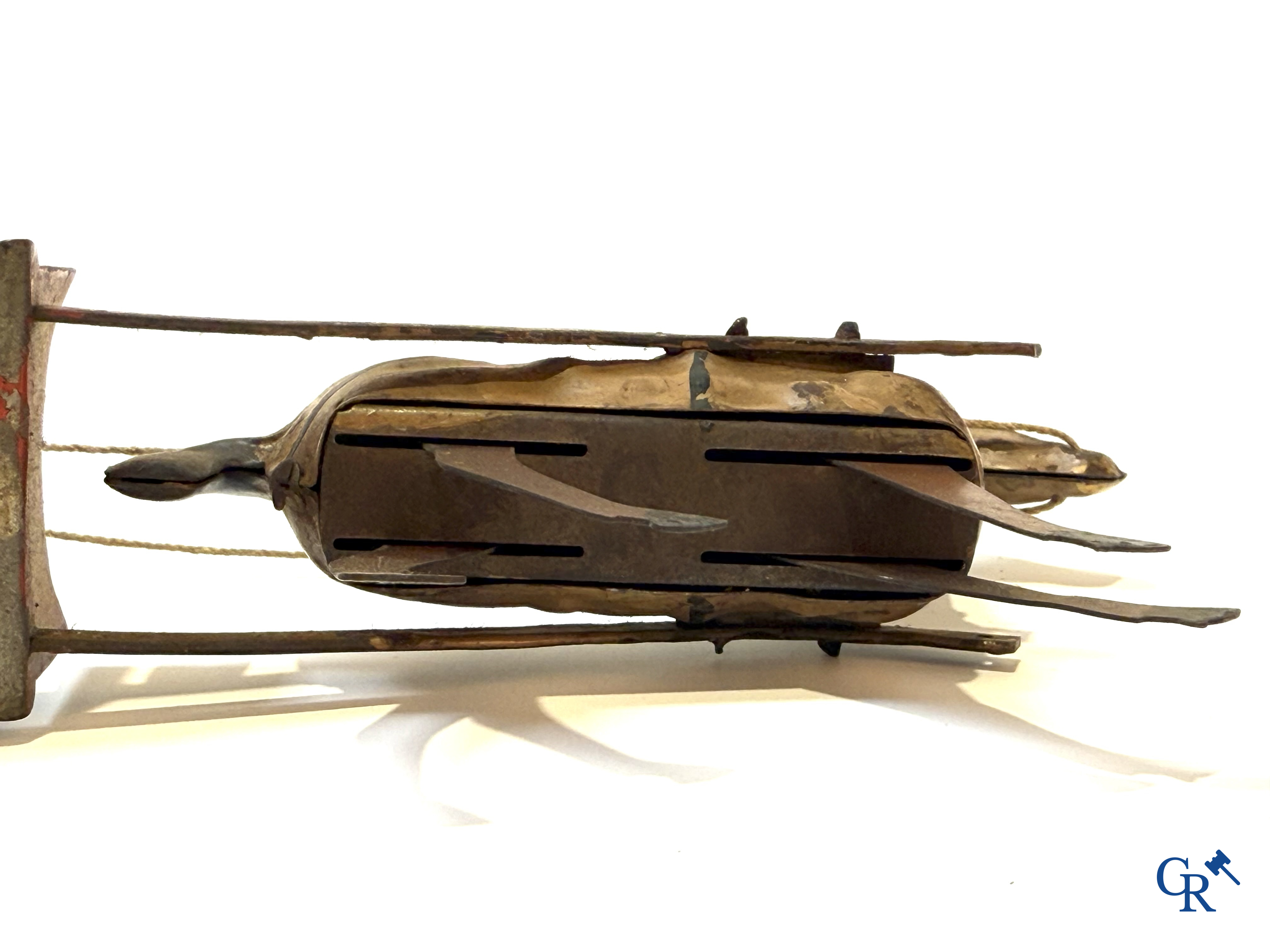 Fernand Martin, mechanisch speelgoed, zeldzame koets met paard, beschilderd blik. Gemerkt F.M. France Paris. Circa 1905.