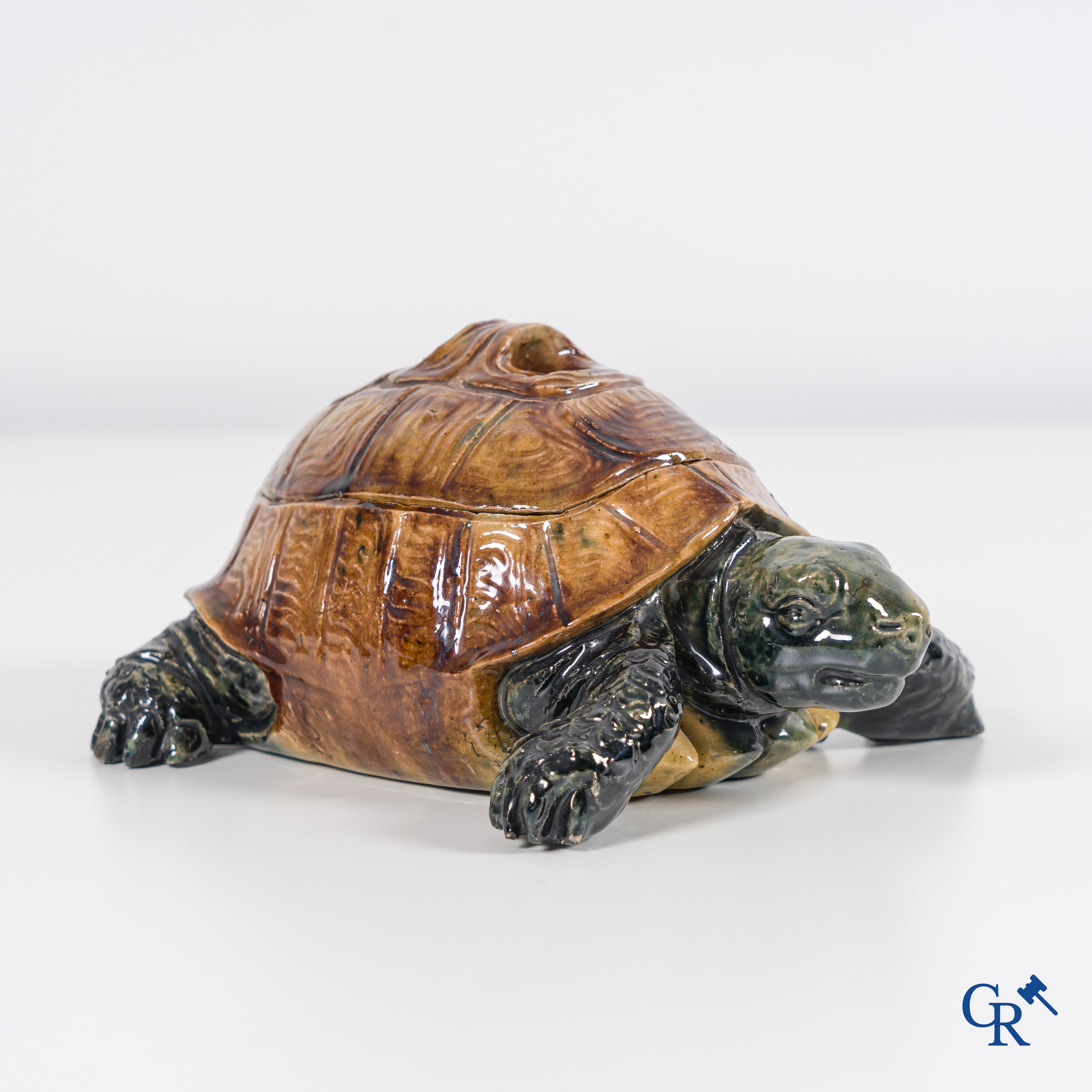 Poterie flamande: Vande Voorde, grande tortue en poterie de Bruges.