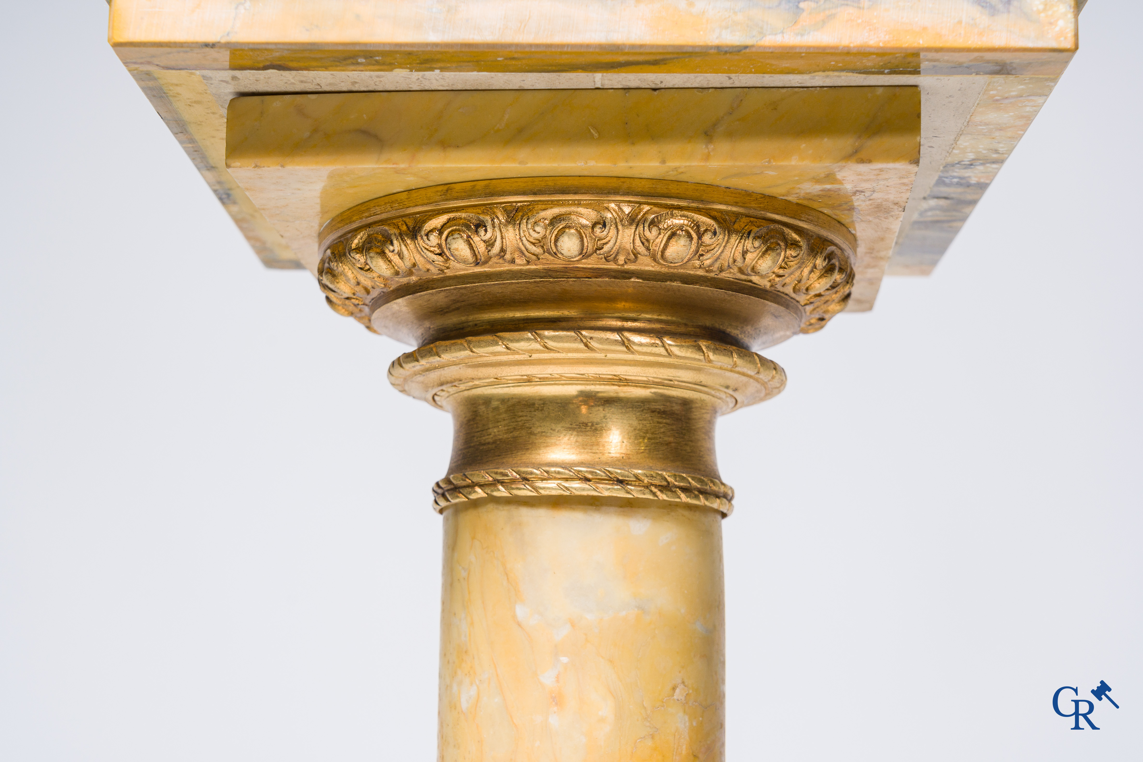 A pedestal in onyx and gilded bronze. Around 1920.