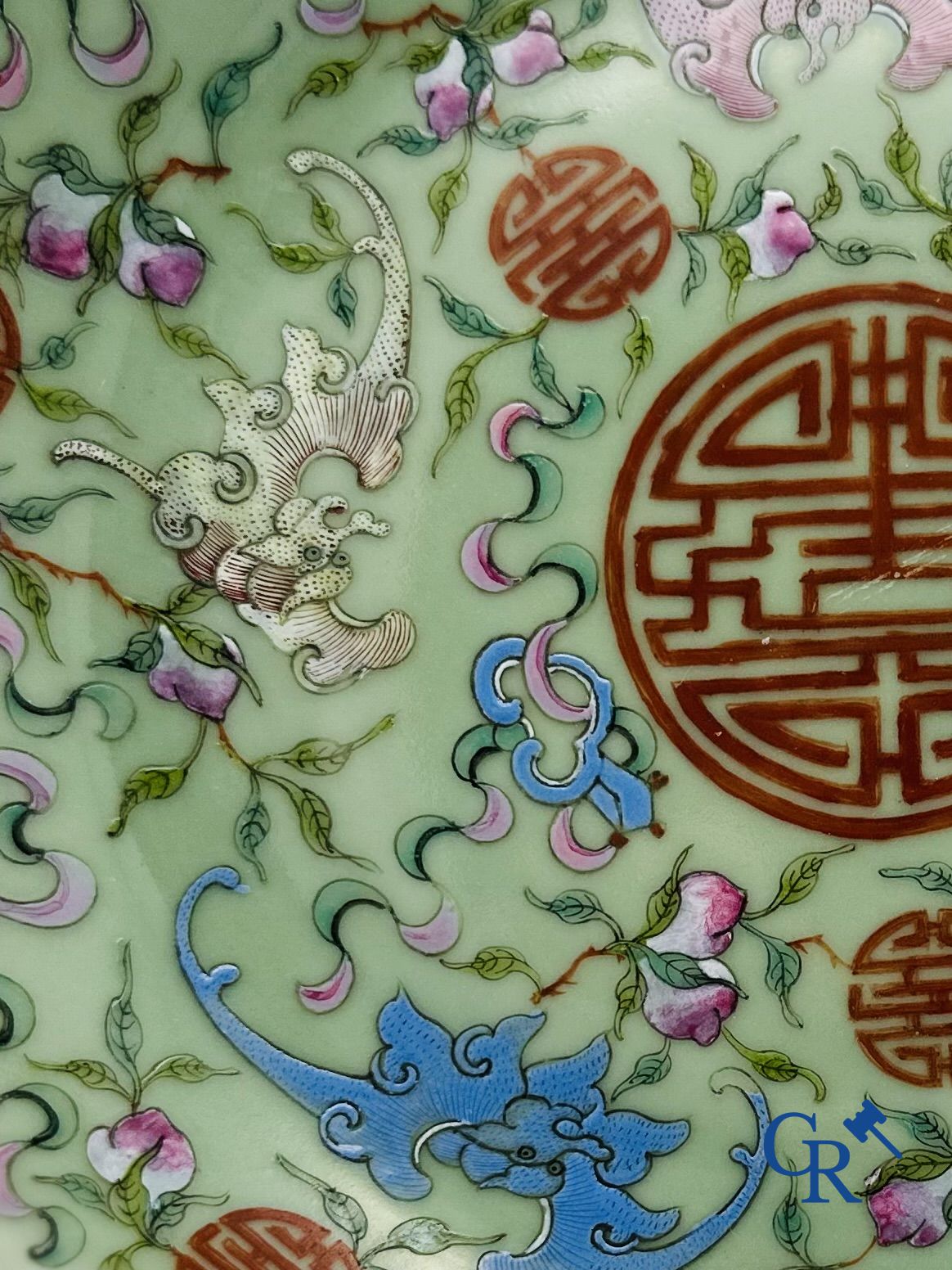 Een fijne Chinese porselein celadon schotel met een decor van "Shou."