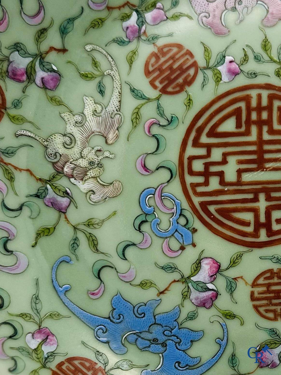 Een fijne Chinese porselein celadon schotel met een decor van "Shou."