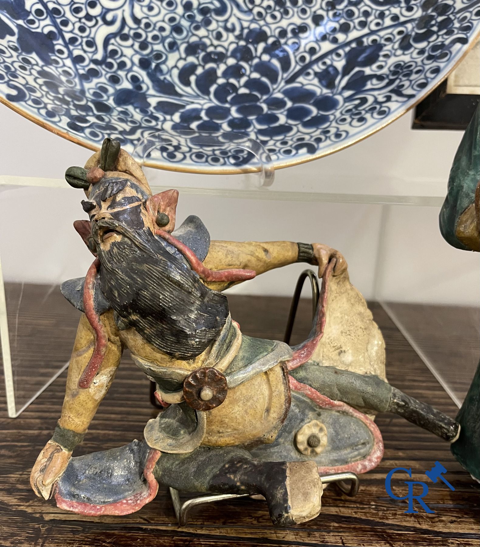 Art Asiatique: Lot avec divers objets en poterie et porcelaine et un dessin à l'encre.