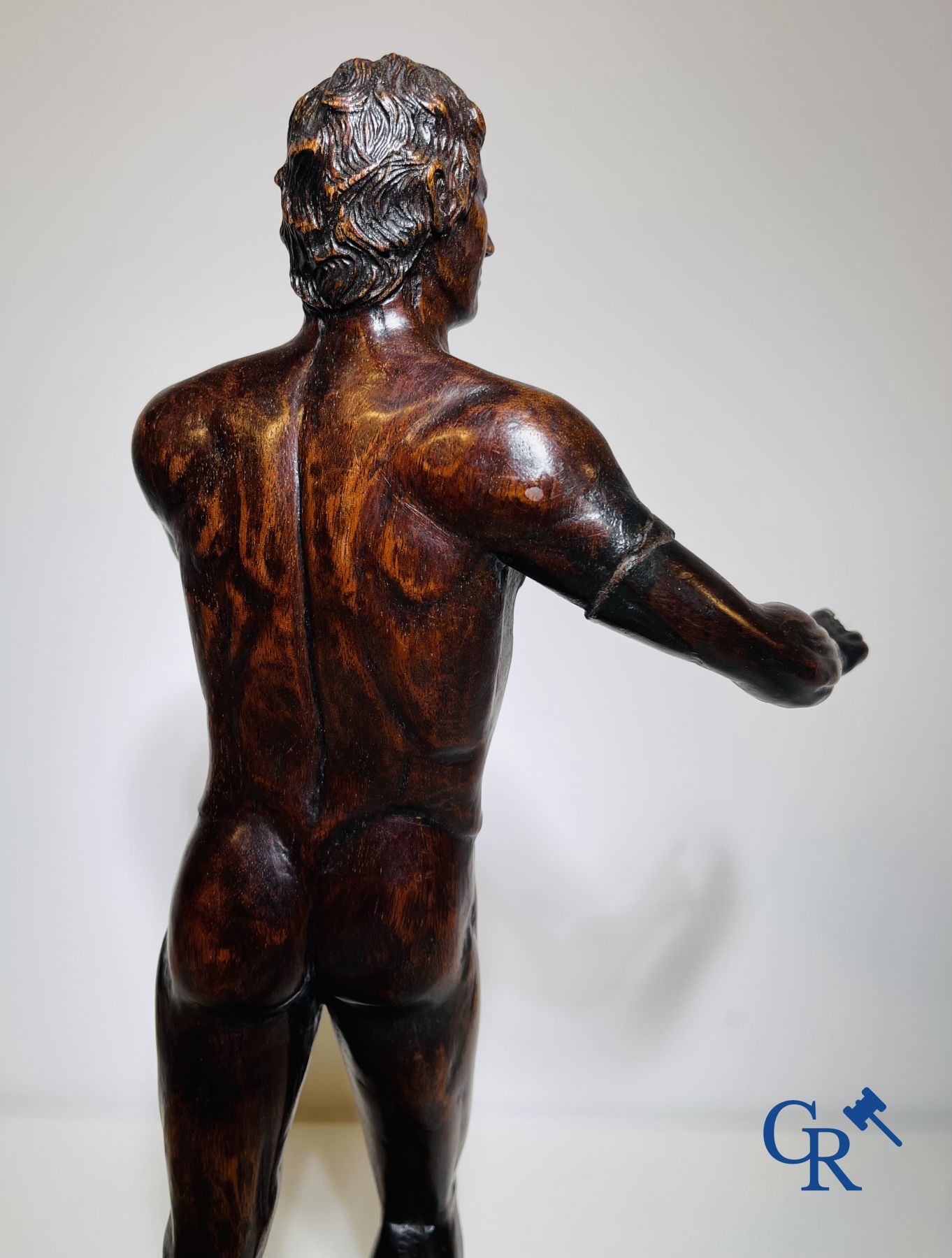 Un modèle d'un homme debout en bois sculpté. Allemagne ou Italie, XVIIIe-XIXe siècle.