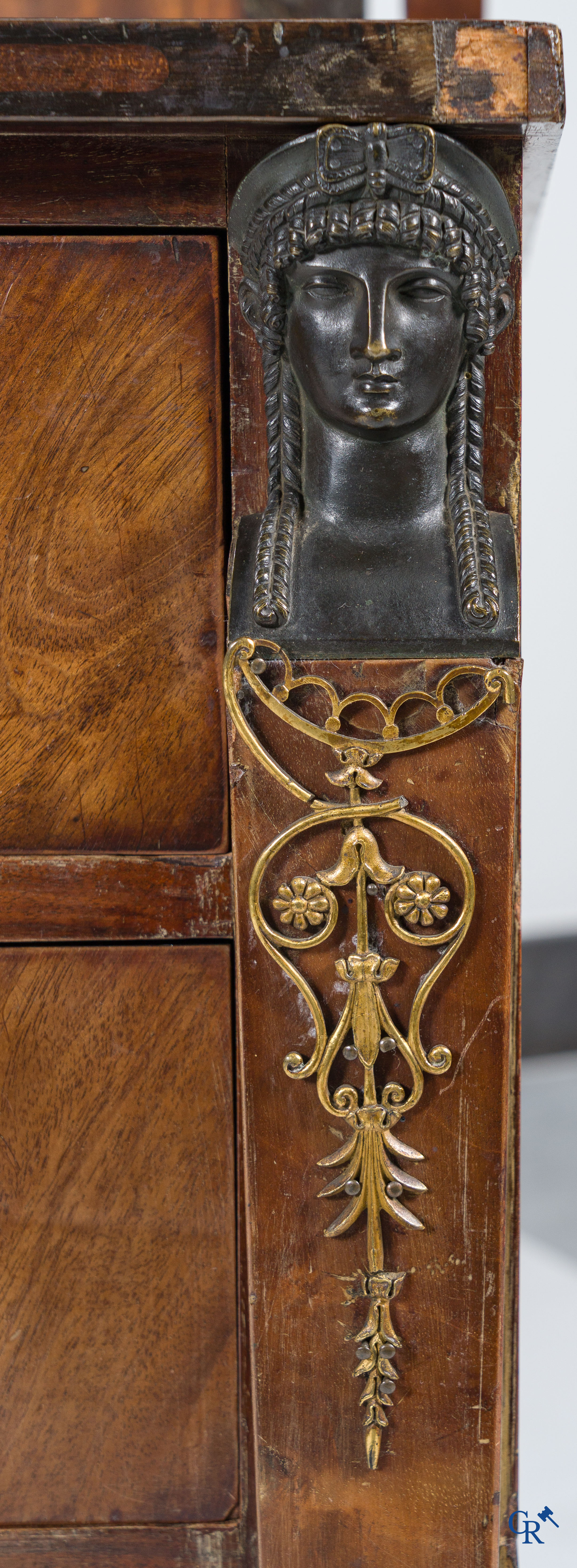 Chapuis, een mahonie houten herenkaptafel en dames toilettafel met geciseleerde bronzen. Empire, circa 1810.