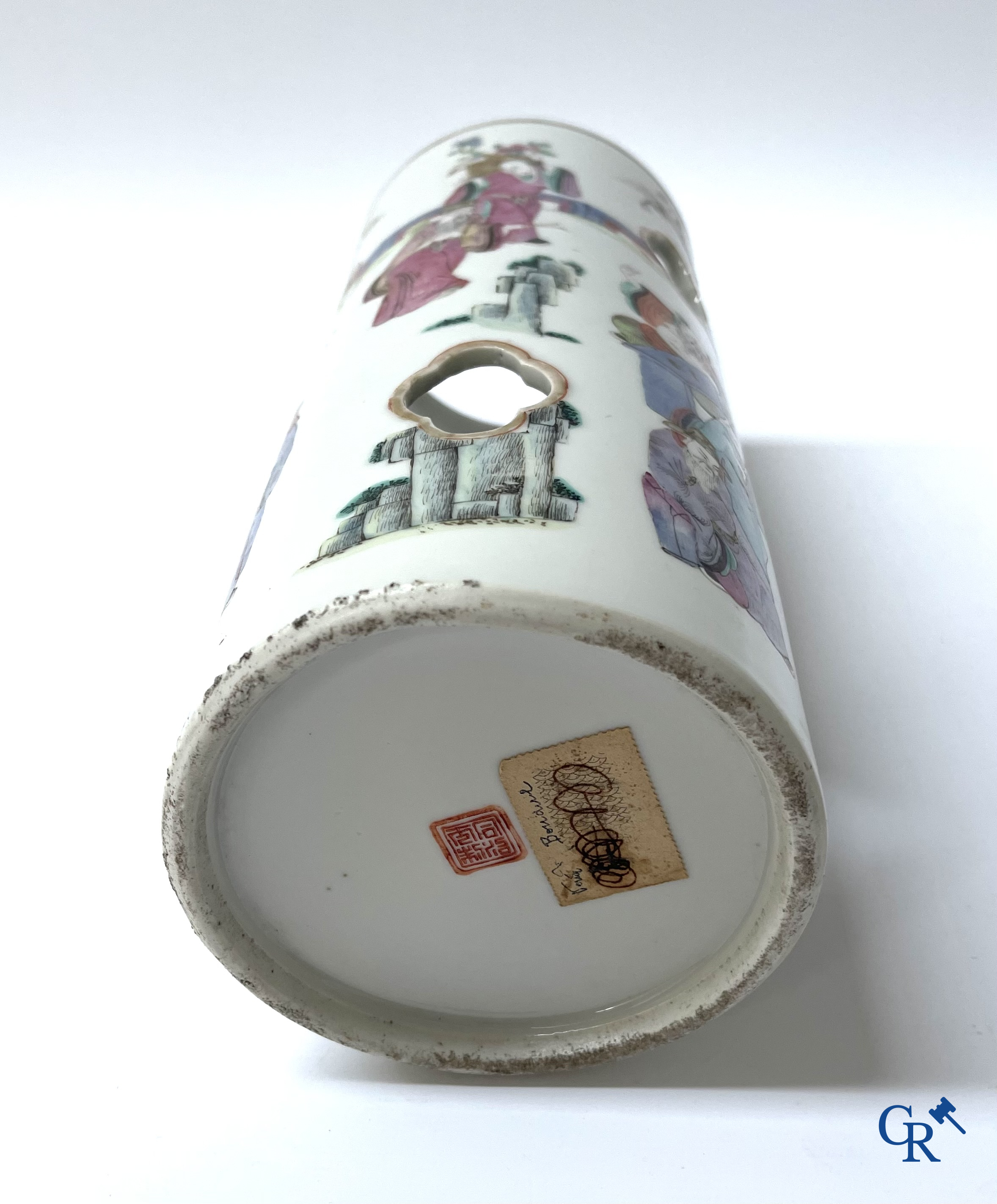 Aziatica, Chinees porselein. Een Chinese famille rose hoeden staander. Gemerkt. 19de eeuw.