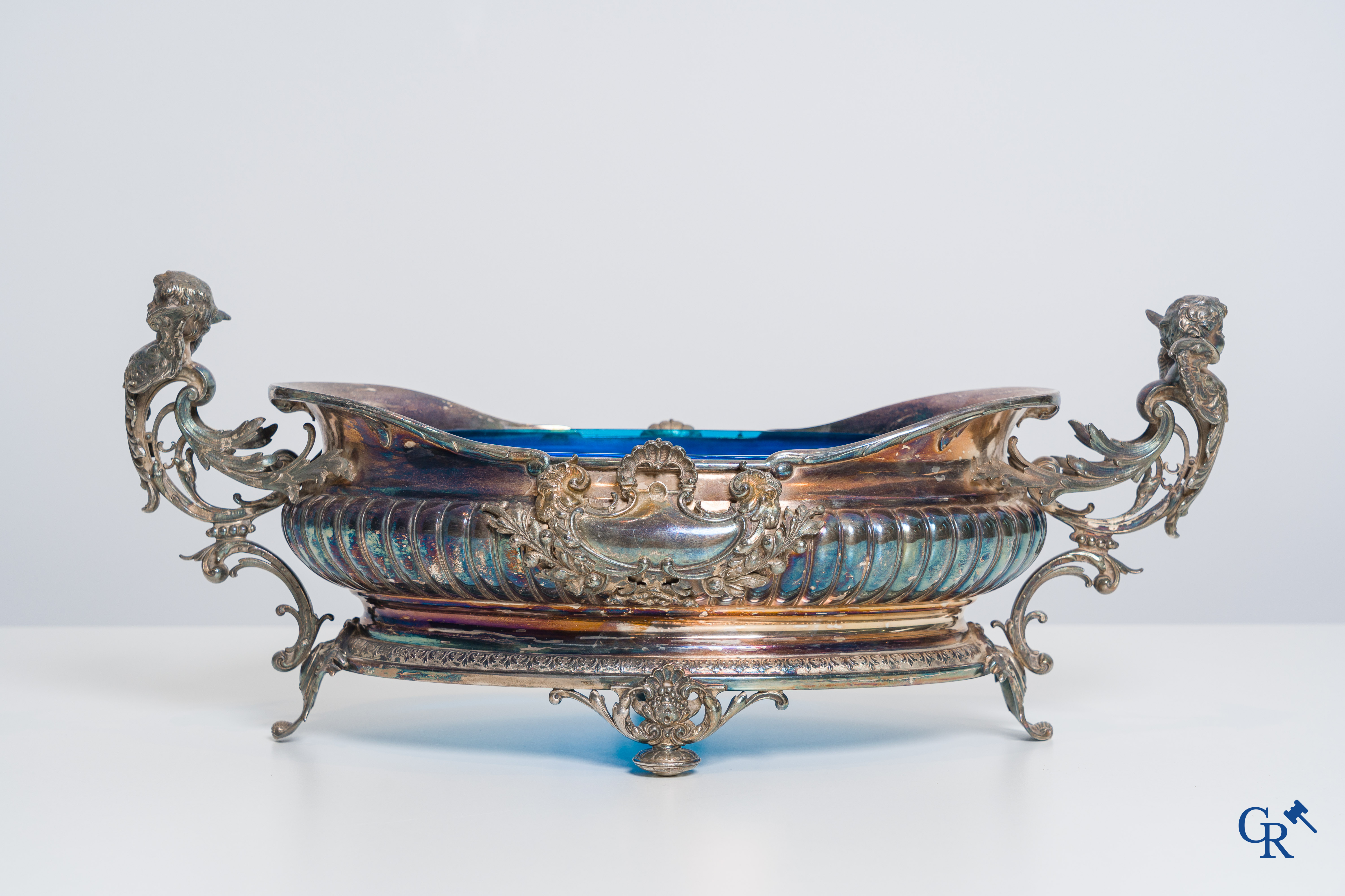 WMF, Milieu de table in silver-plated metal, richly decorated with ram heads and winged angels. LVXI style.