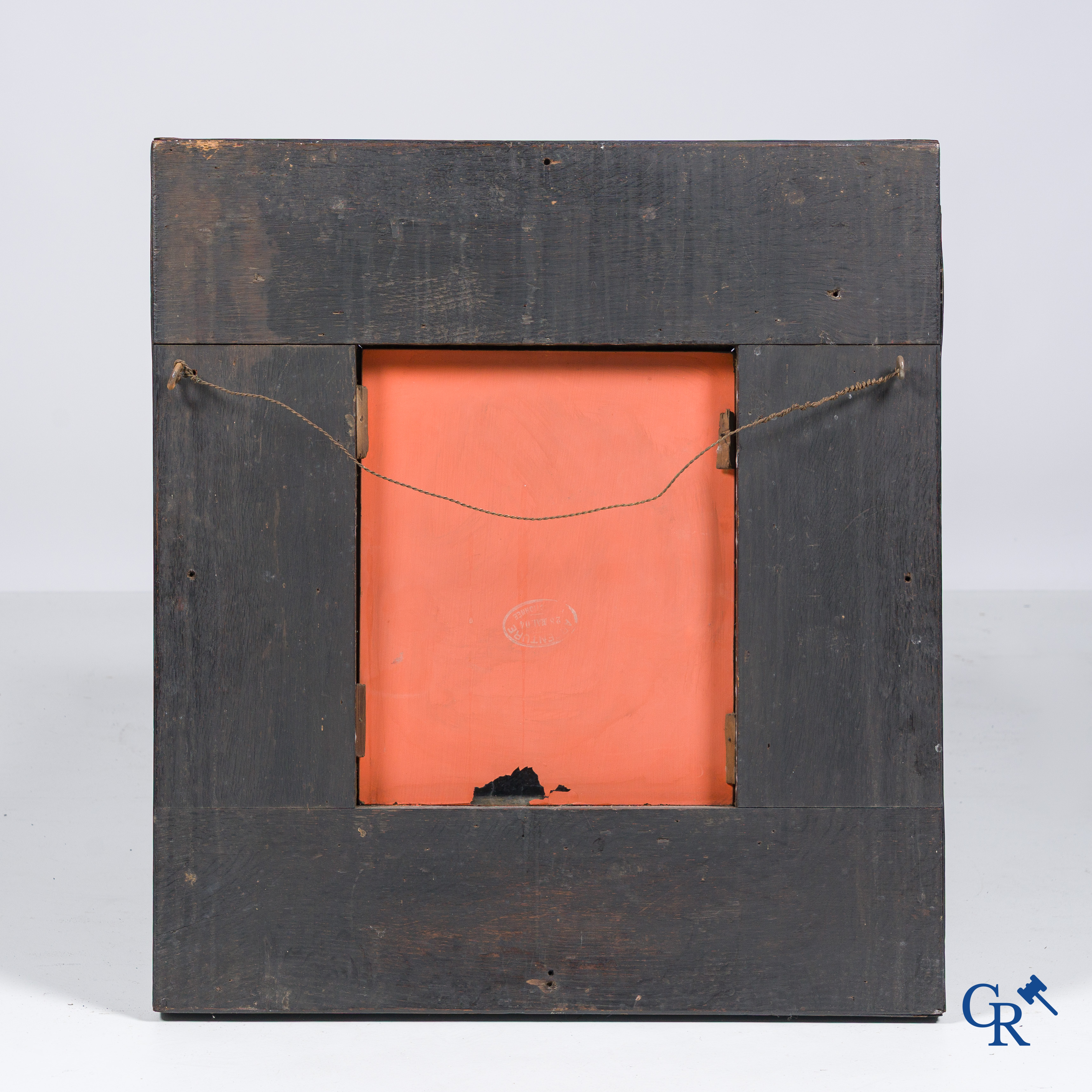 Een spiegel in ebbenhout en inlegwerk. 18e- 19e eeuw.