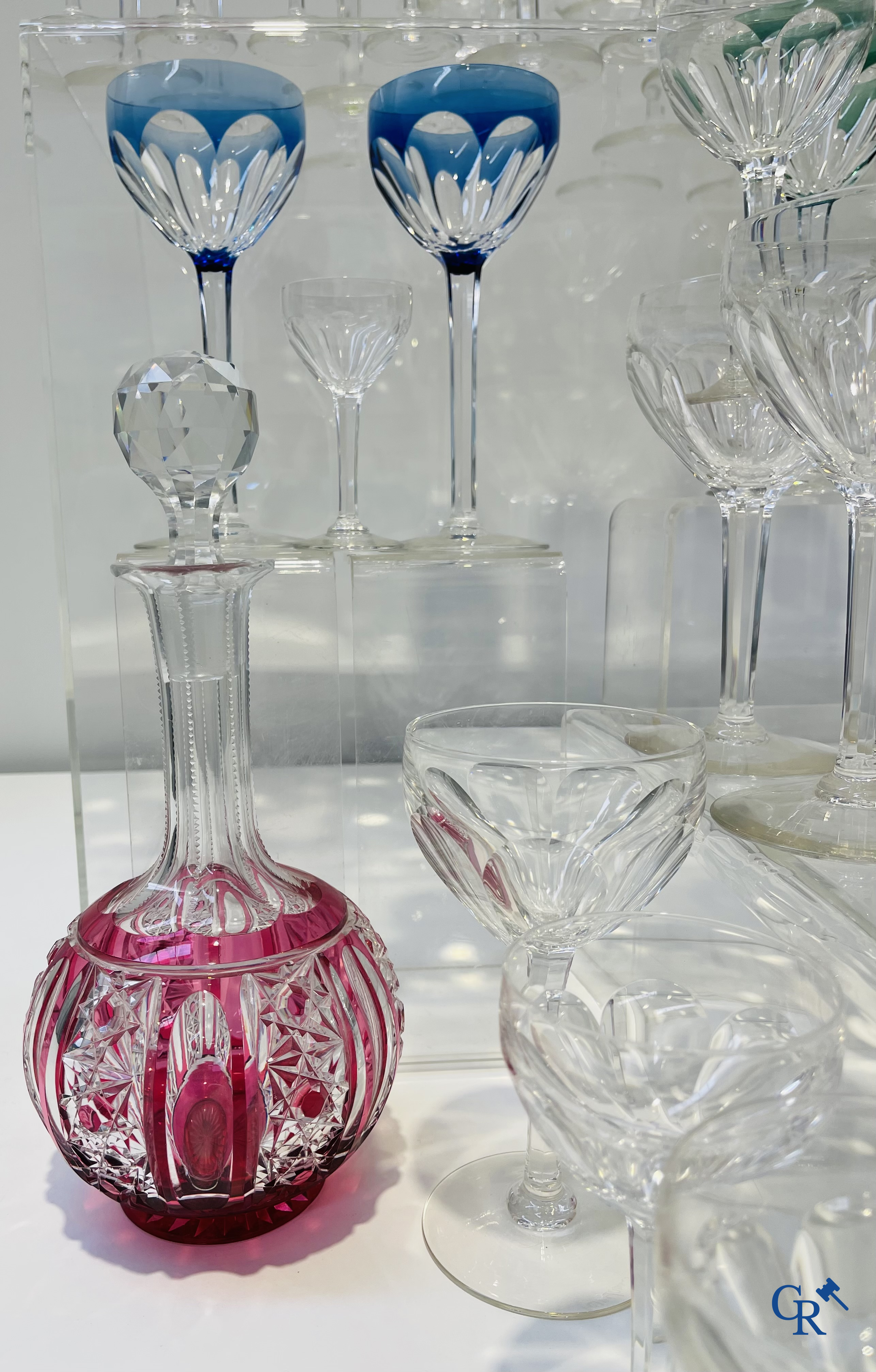 Val Saint Lambert. Grand lot de verres en cristal, 2 carafes et 6 tasses ajoutées.