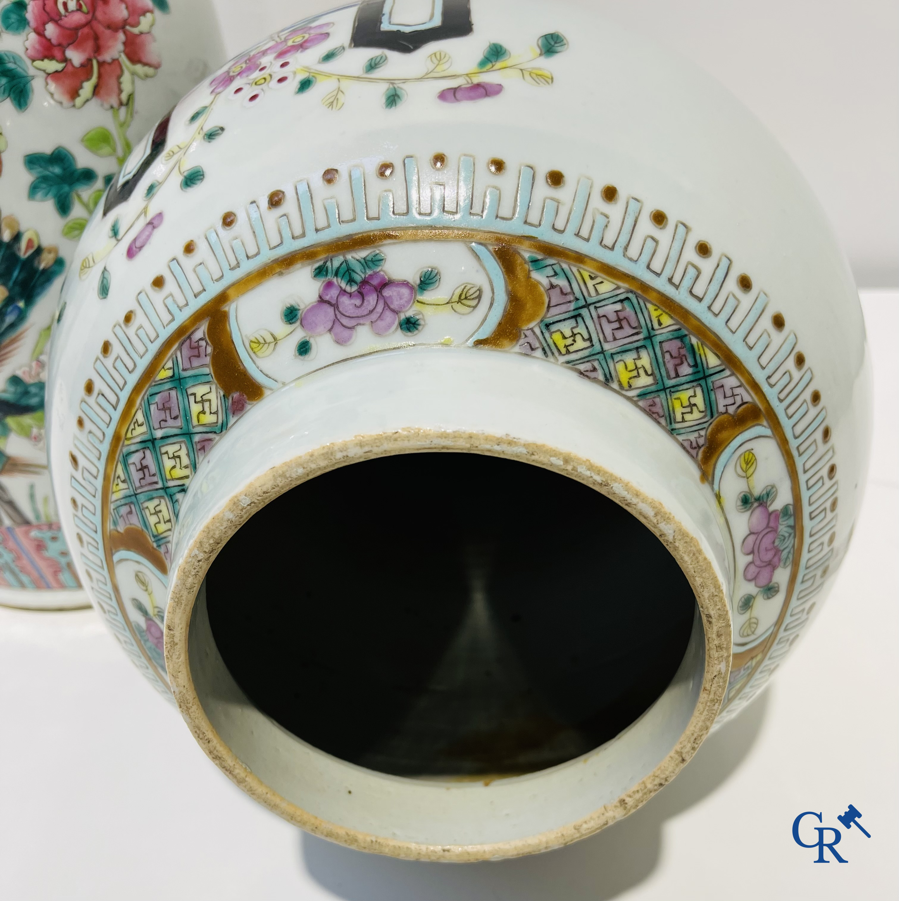 Porcelaine chinoise: Un vase en porcelaine chinoise avec des phénix et des fleurs et un potiche avec un décor mobilier. 19ème siècle.