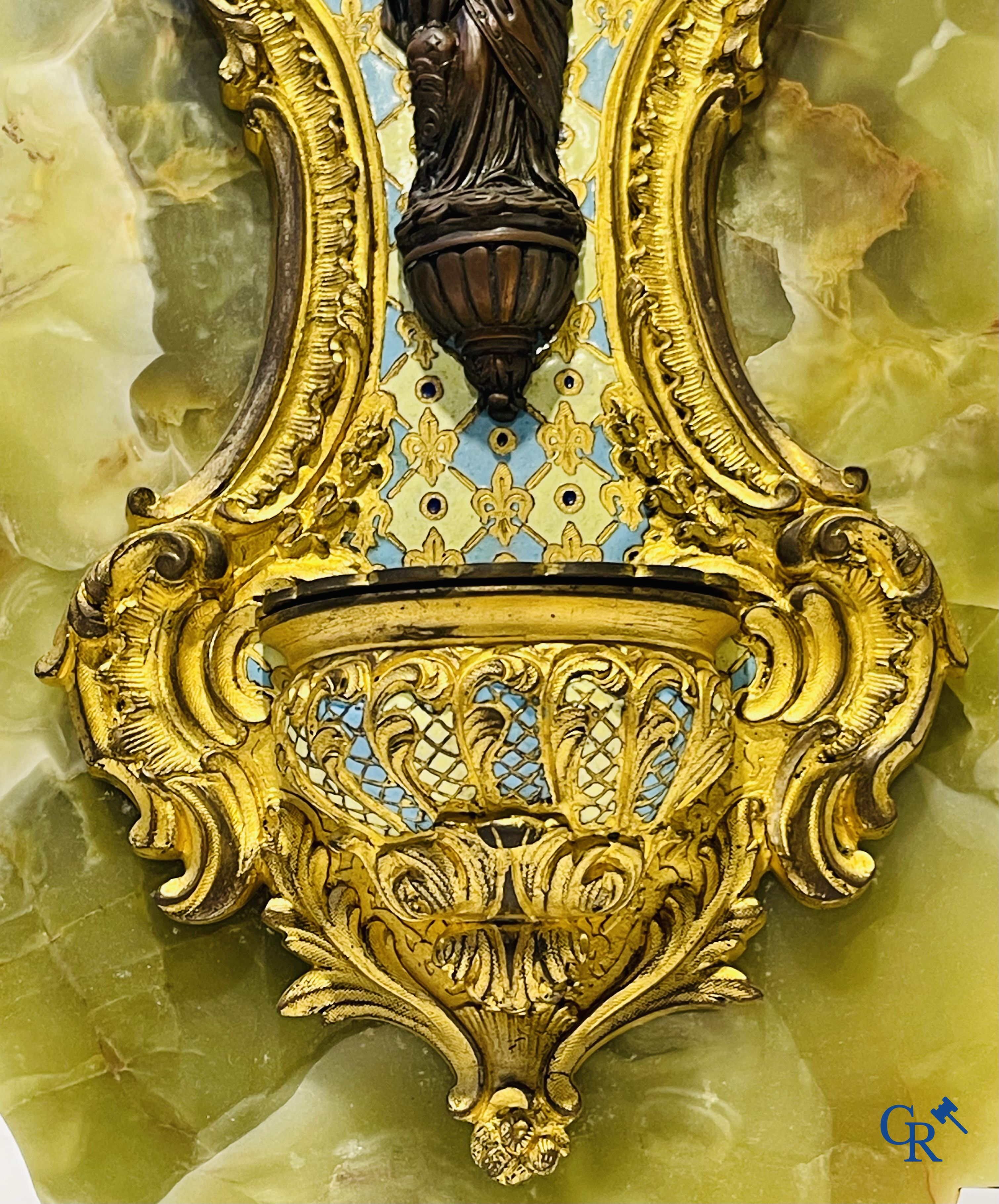 Objets religieux, 2 benitiers en bronze et cloisonné et une statue en albâtre du cœur sacré. XIXe siècle.