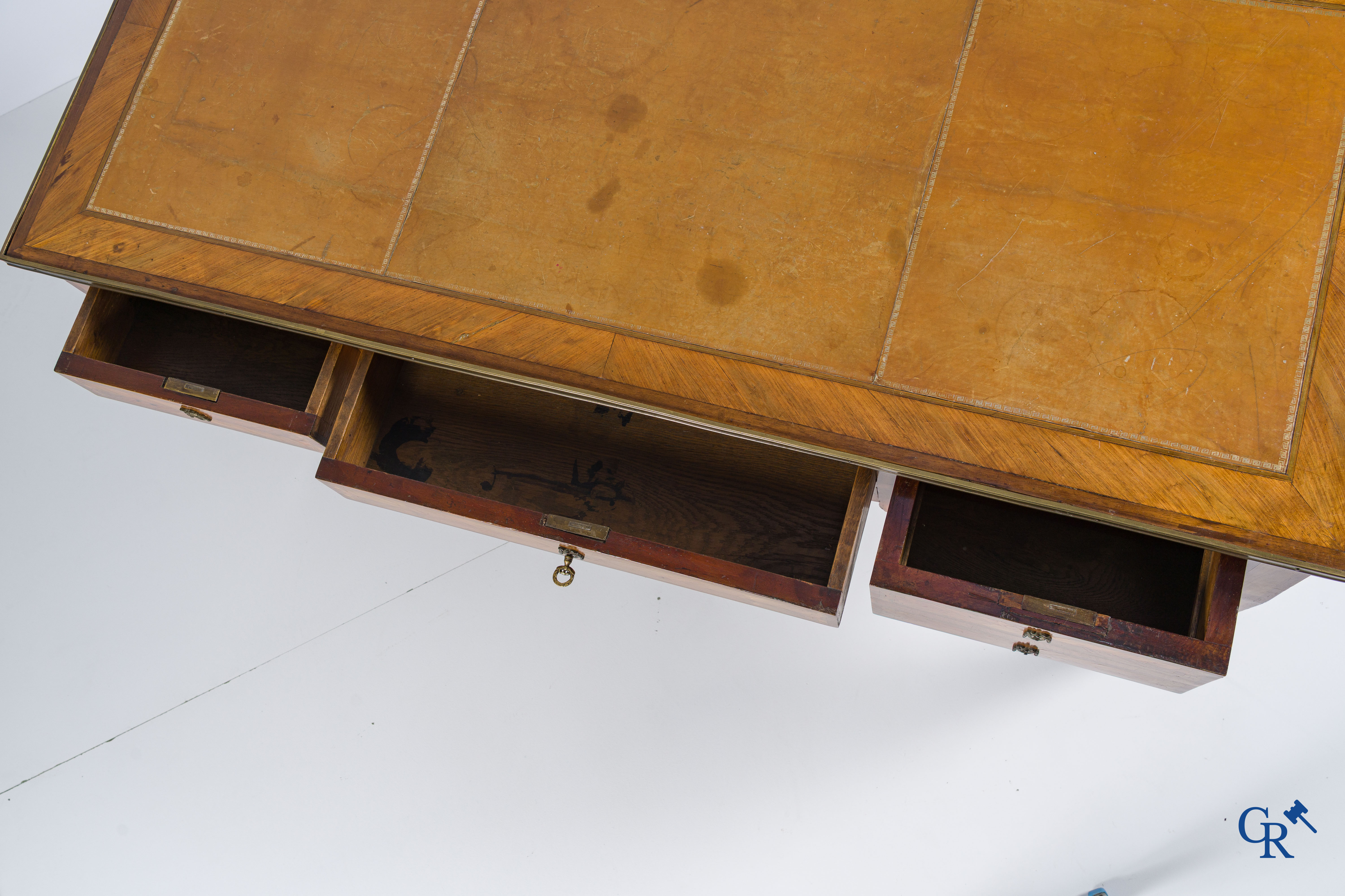 Lodewijk XVI-periode. Platte bureau met 4 laden in rozenhout fineer en marquetterie. Eind 18e eeuw.