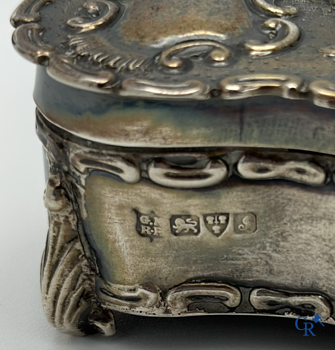 Silver: 2 silver boxes with decor of characters. Multiple hallmarks.<br />
Total weight: 340 g.