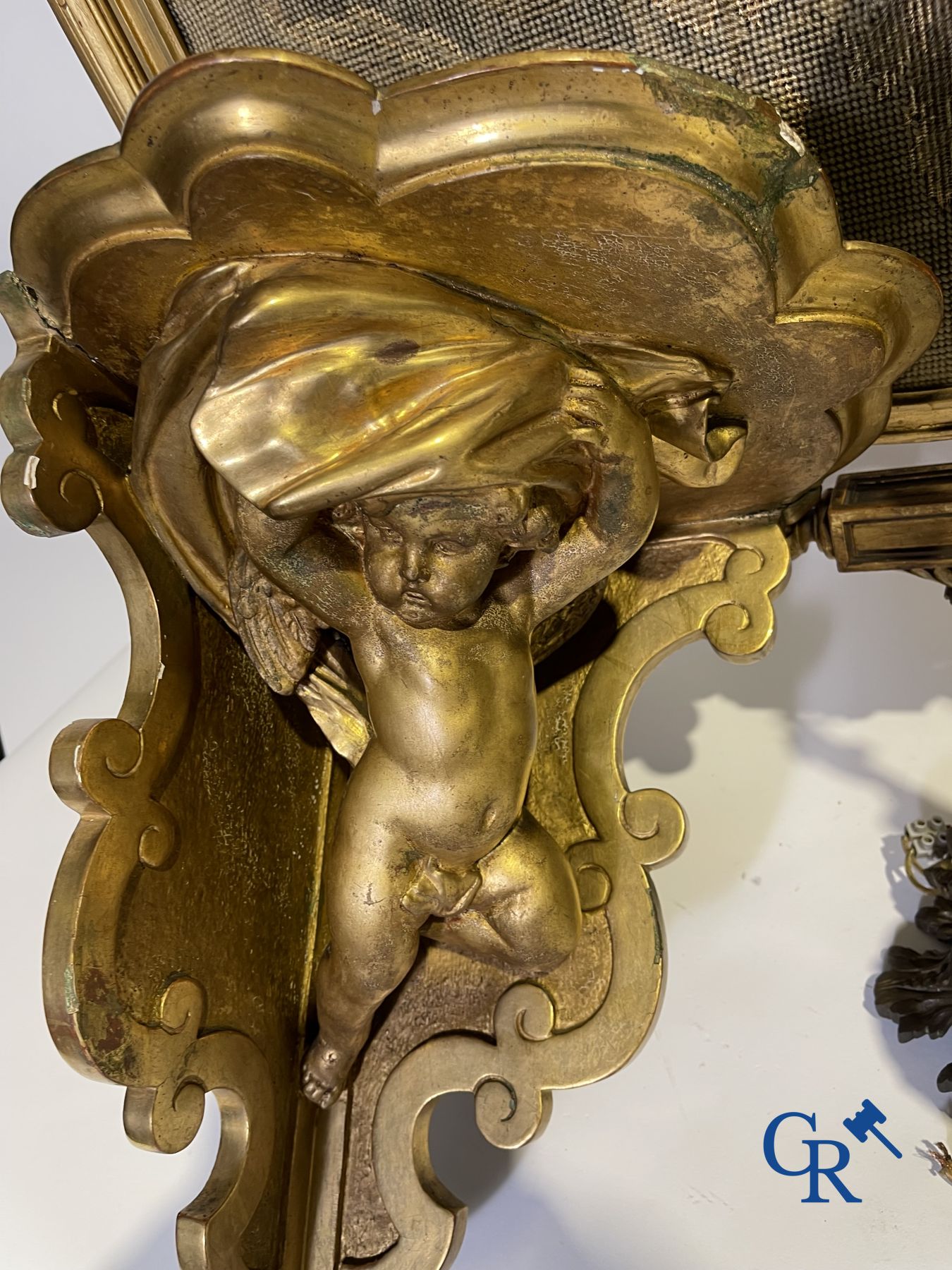 Un lot composé d'un lustre en bronze, d'une console d'angle, d'un refroidisseur à vin et d'un écran de cheminée.