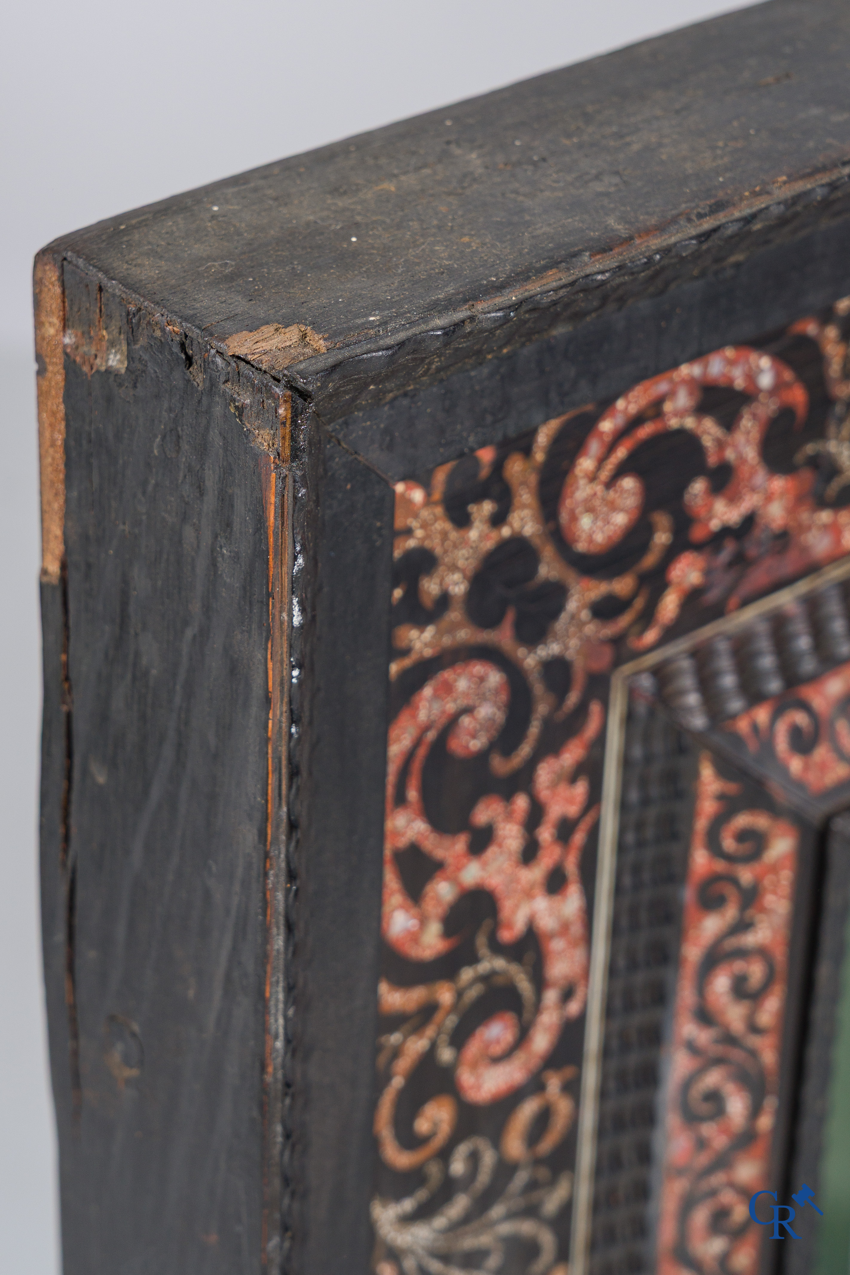 Een spiegel in ebbenhout en inlegwerk. 18e- 19e eeuw.