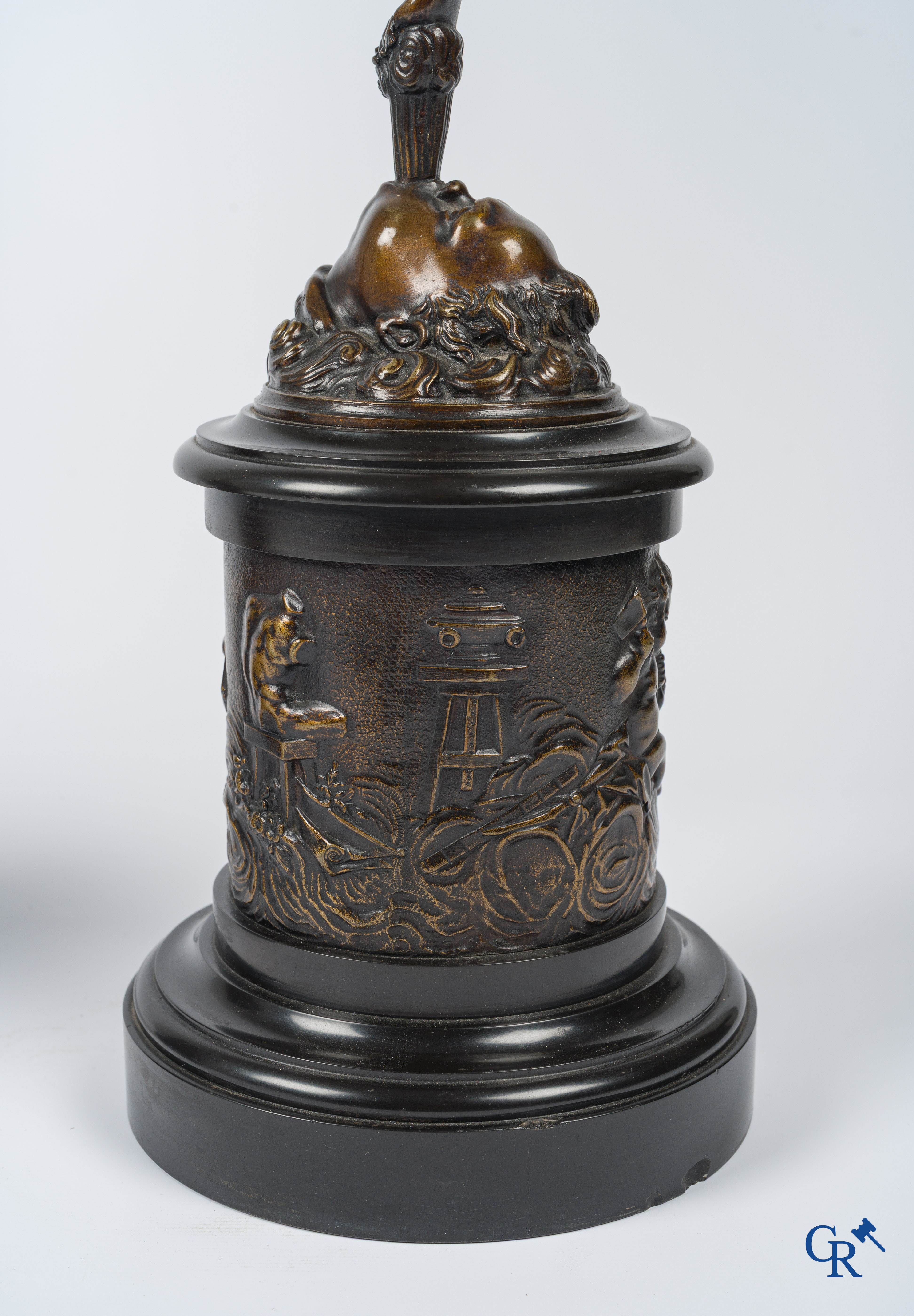 Paire d'importantes statues à l'antique en bronze d'après un modèle de Jean De Bologne.