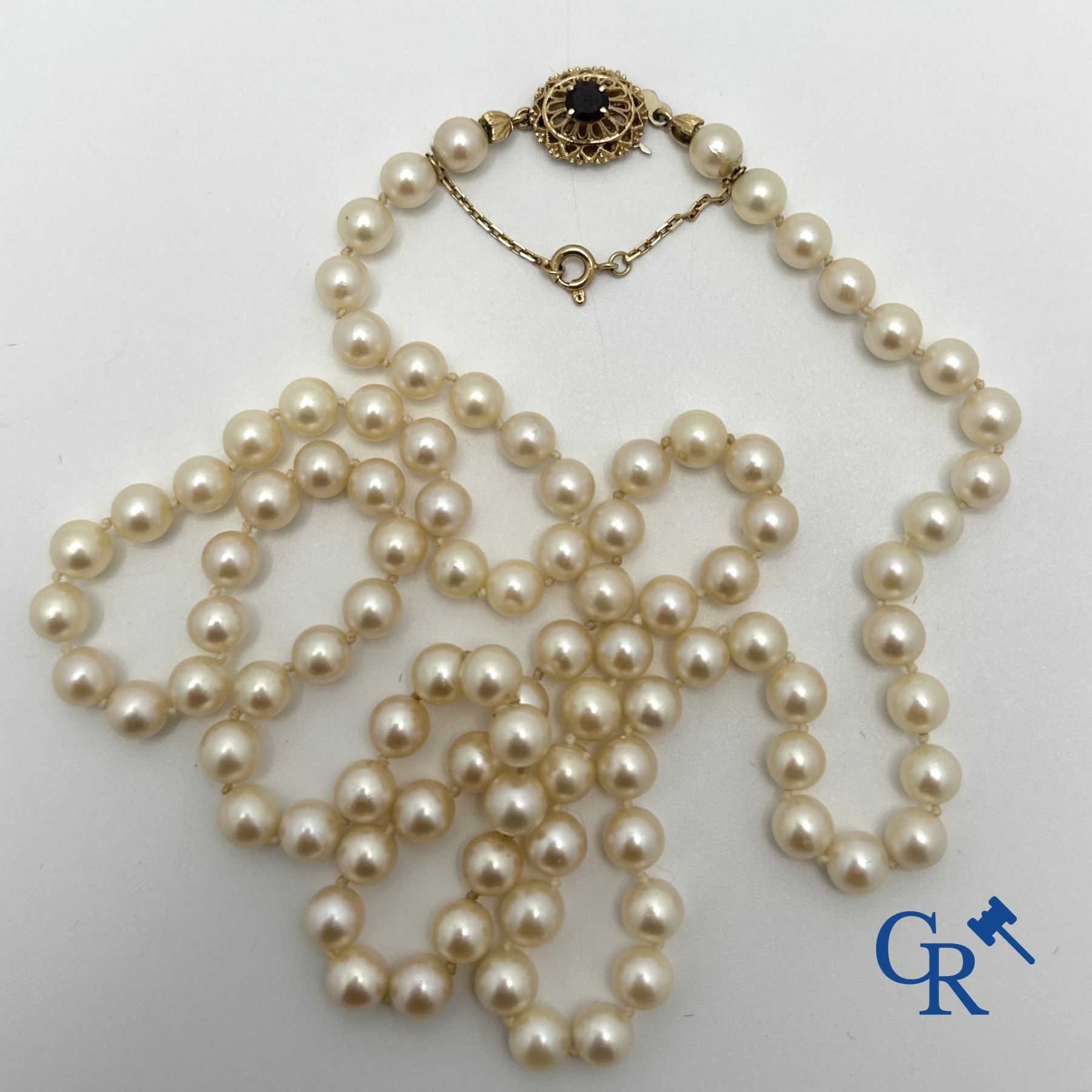 Jewellery: Lot consisting of a pearl necklace with gold clasp 18K and a pair of earrings in gold 18K.