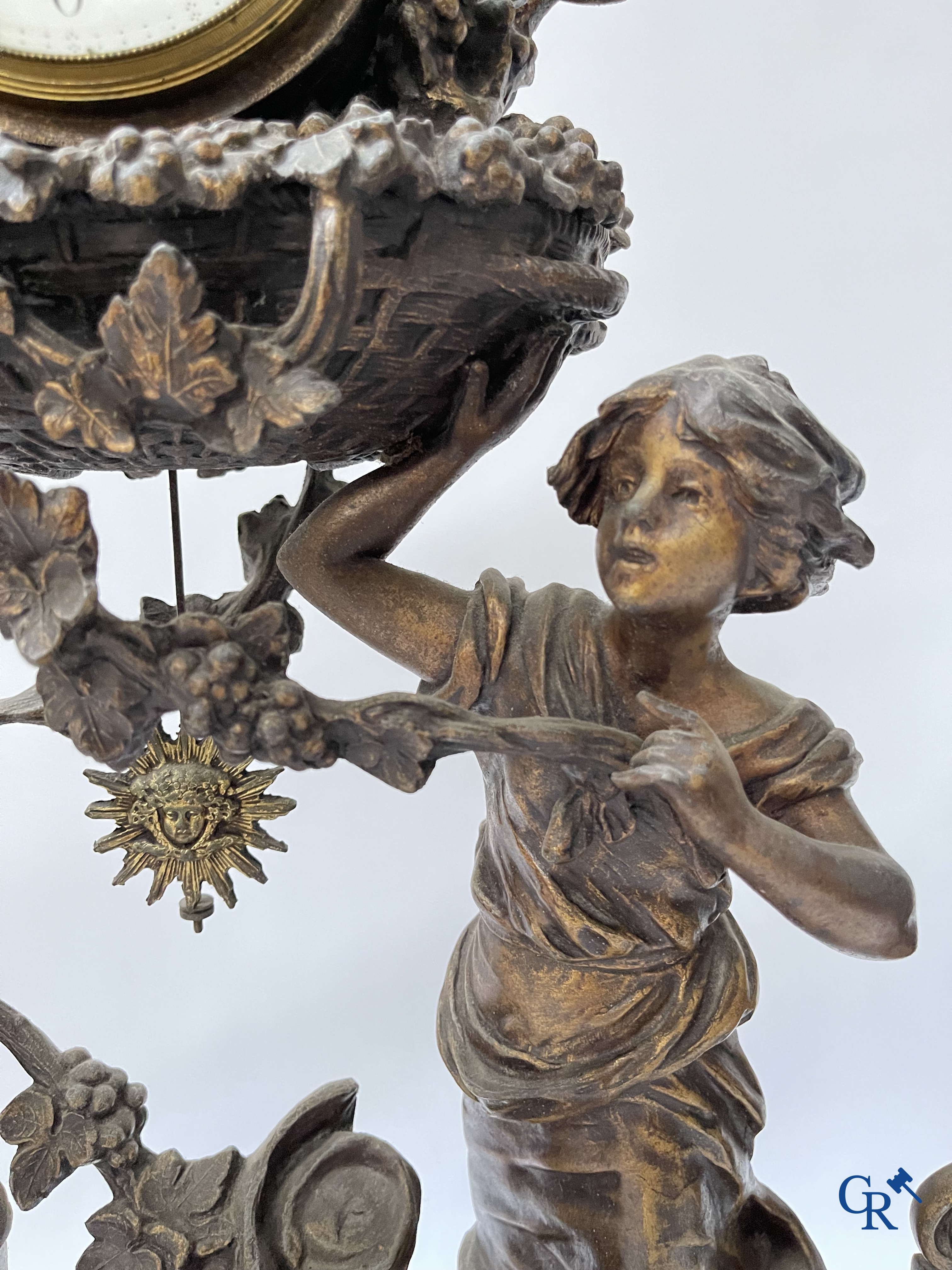 Louis & François Moreau (d'àprès). Grande garniture de cheminée 3 pièces en régule et marbre. Vers 1910.