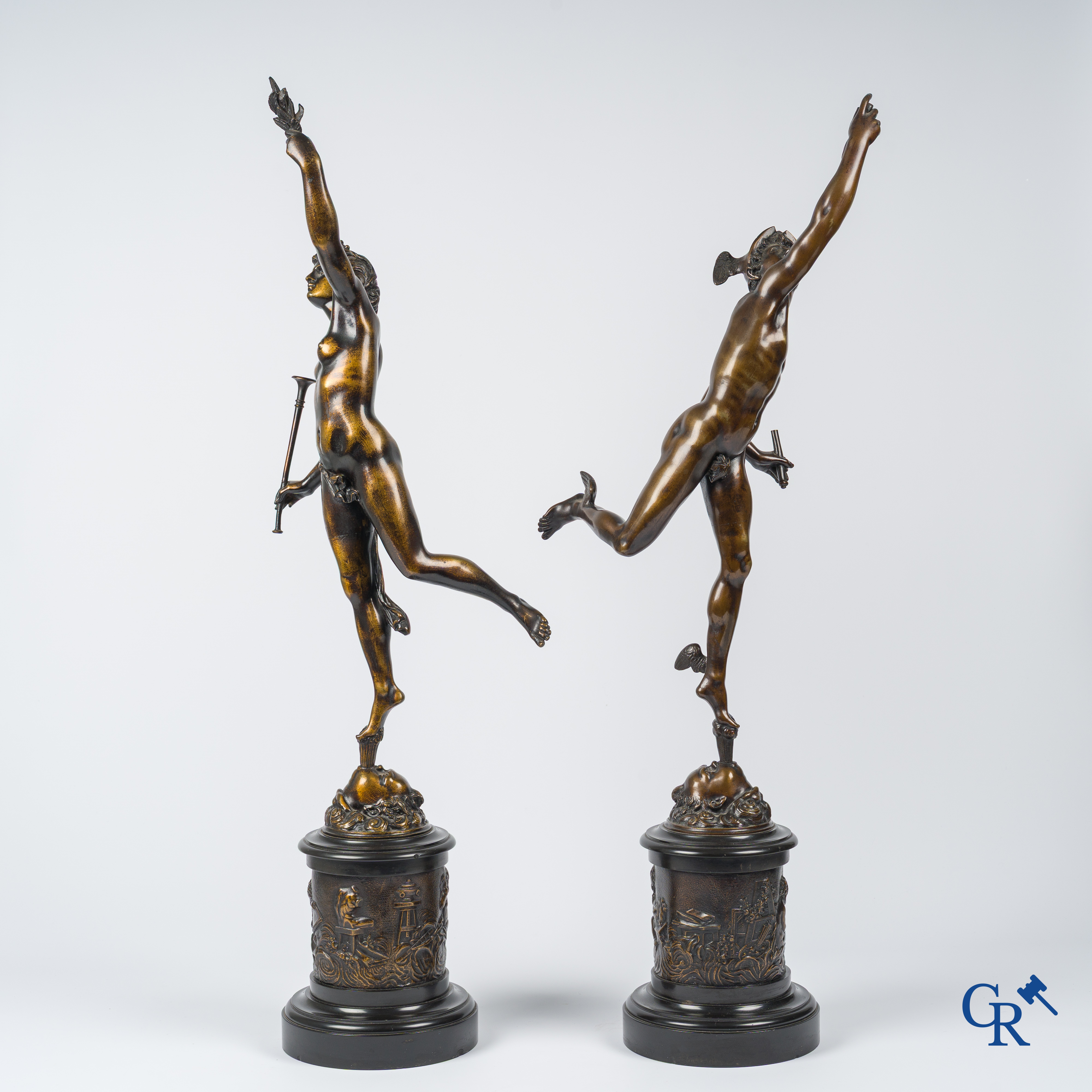 Paire d'importantes statues à l'antique en bronze d'après un modèle de Jean De Bologne.