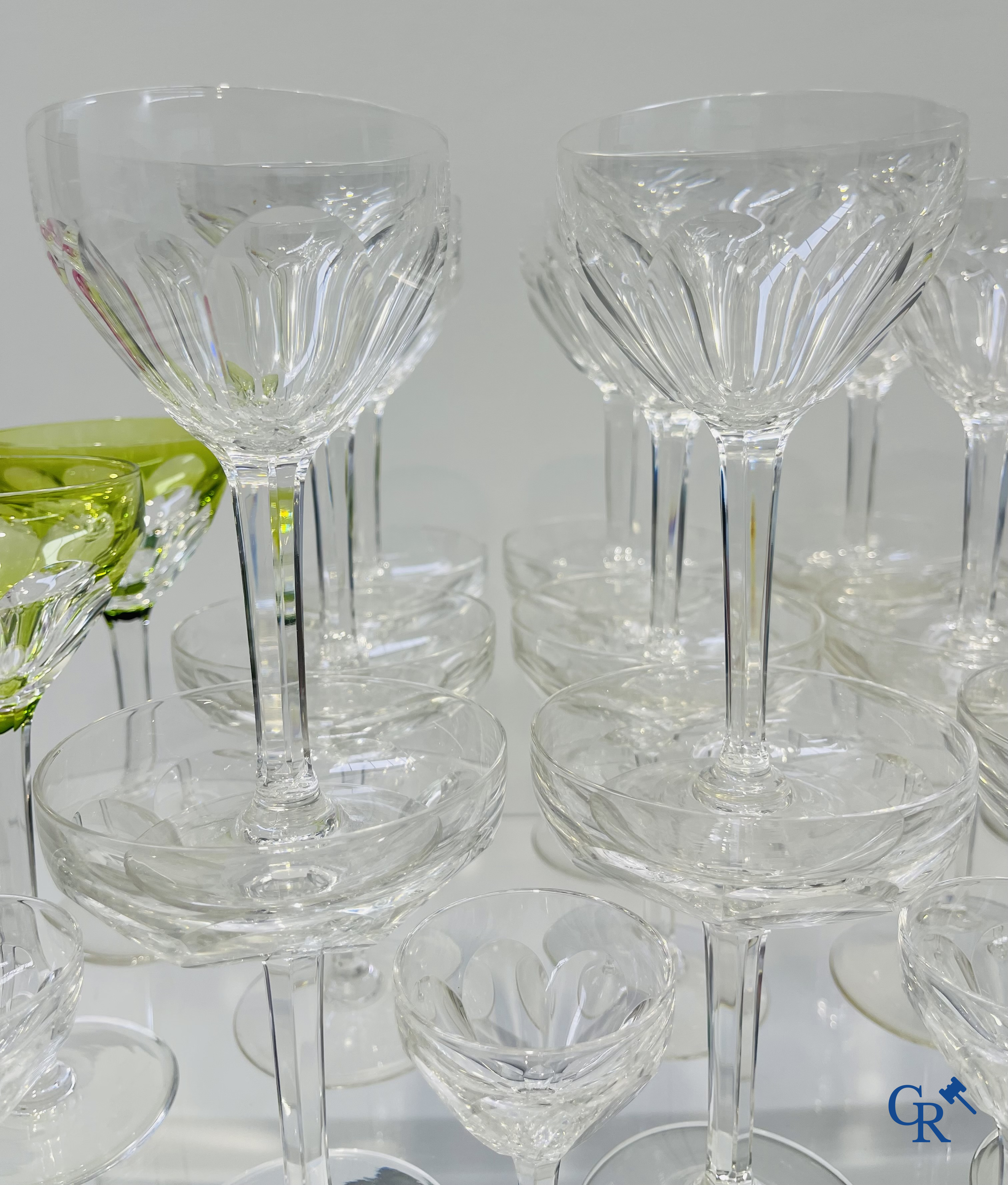 Val Saint Lambert. Grand lot de verres en cristal, 2 carafes et 6 tasses ajoutées.