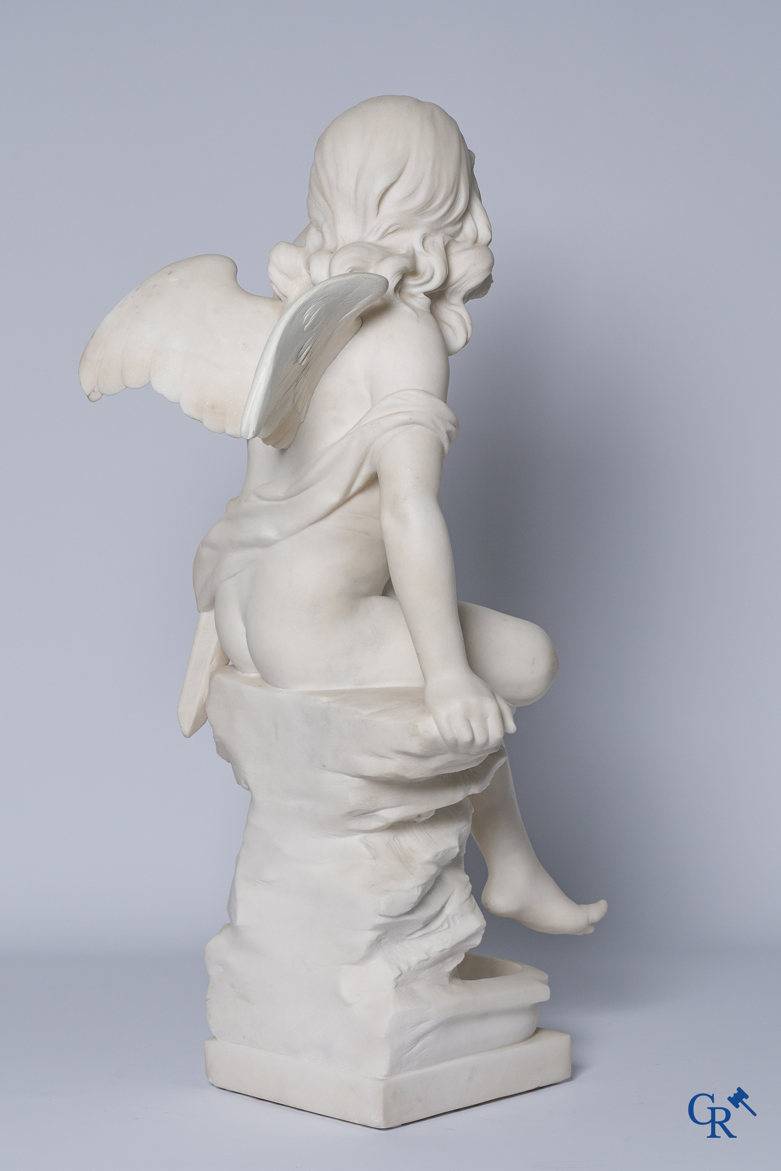 G. Tosi, Important groupe en marbre sculpté, cupidon assis à la fontaine murale. Vers 1900.