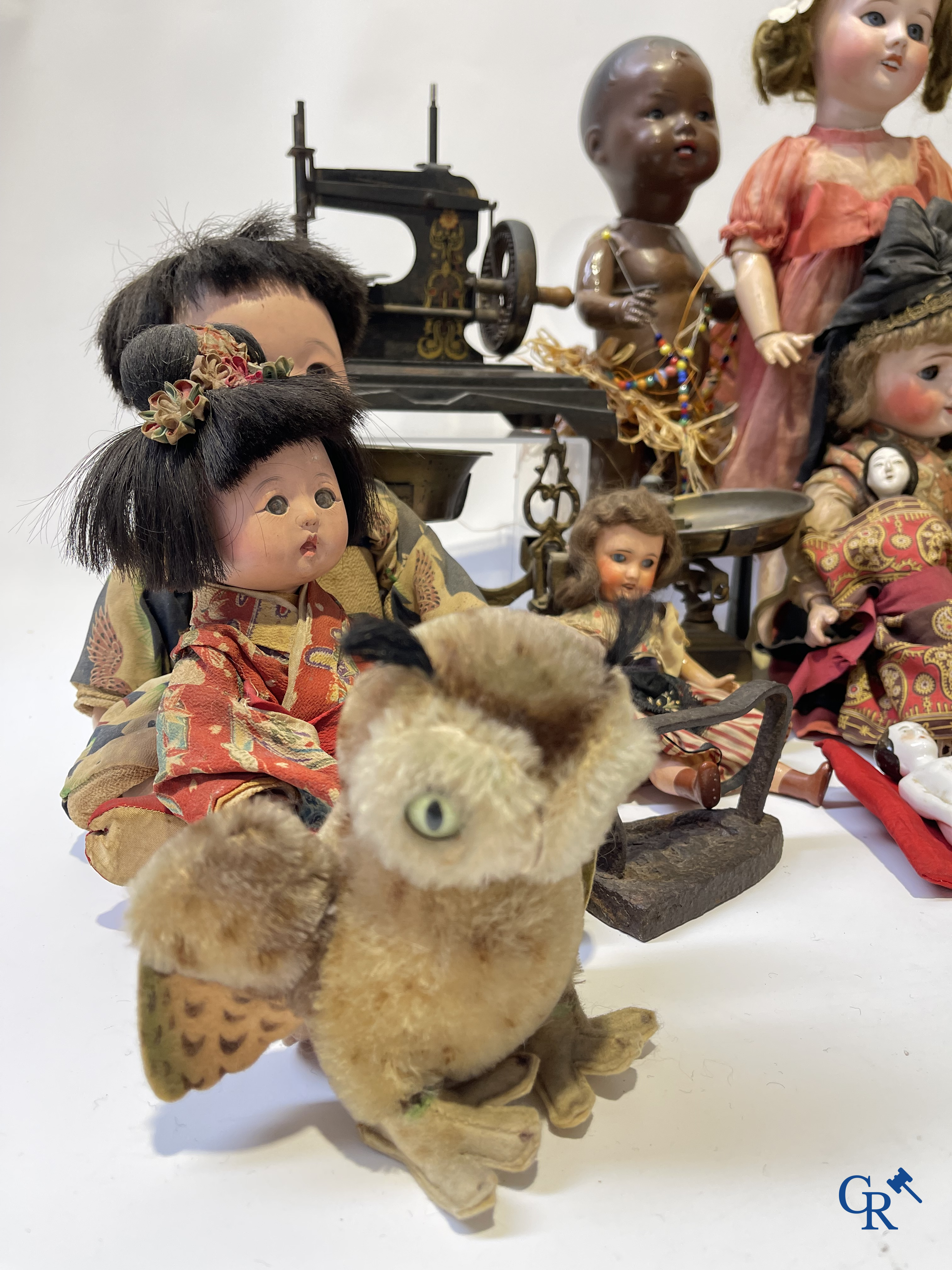Vieux jouets, Grand lot avec différentes poupées anciennes et objets de collection.