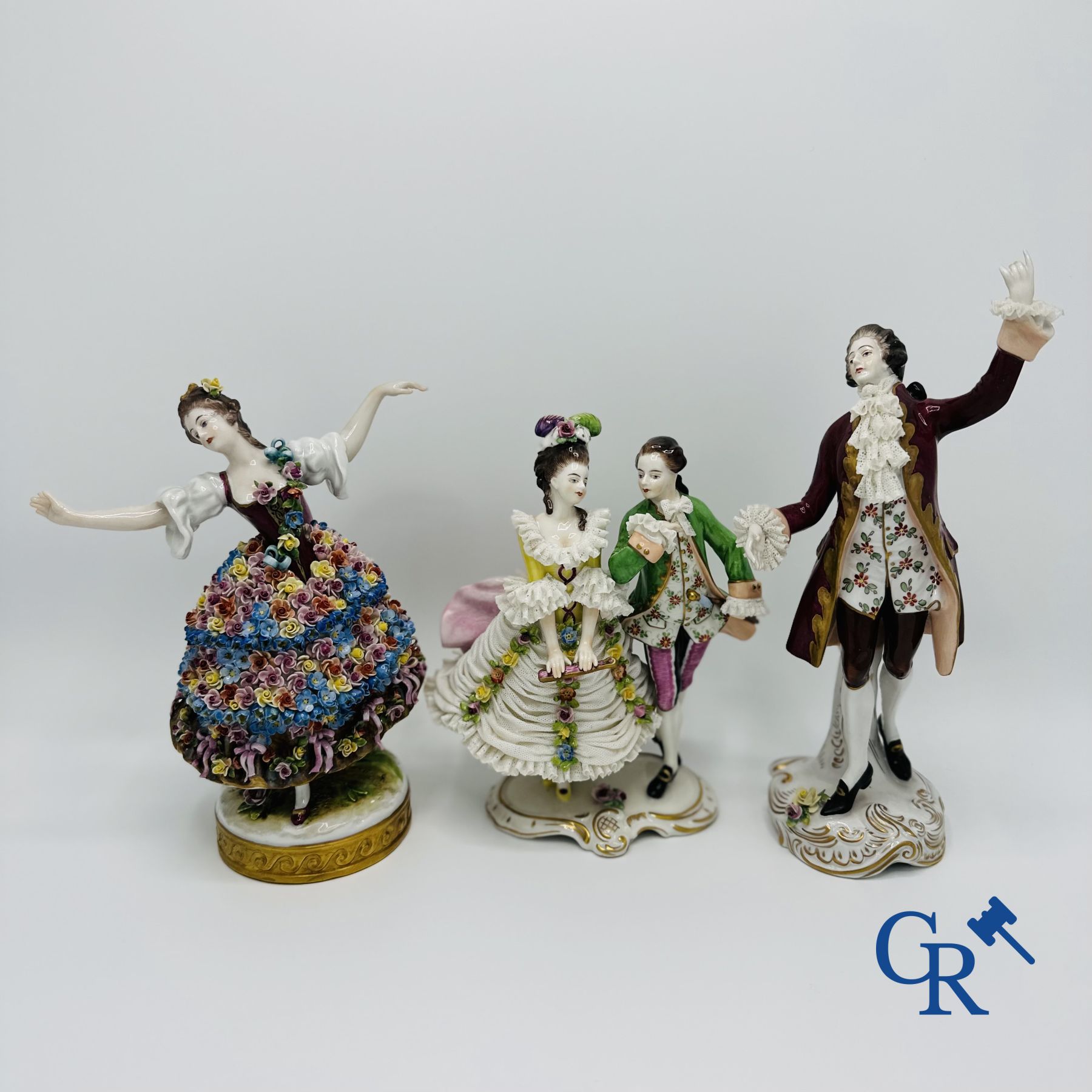 Porcelaine: Volkstedt Rudolstadt: 3 personnages romantiques en porcelaine en dentelle. (lace porcelain) Marqué.