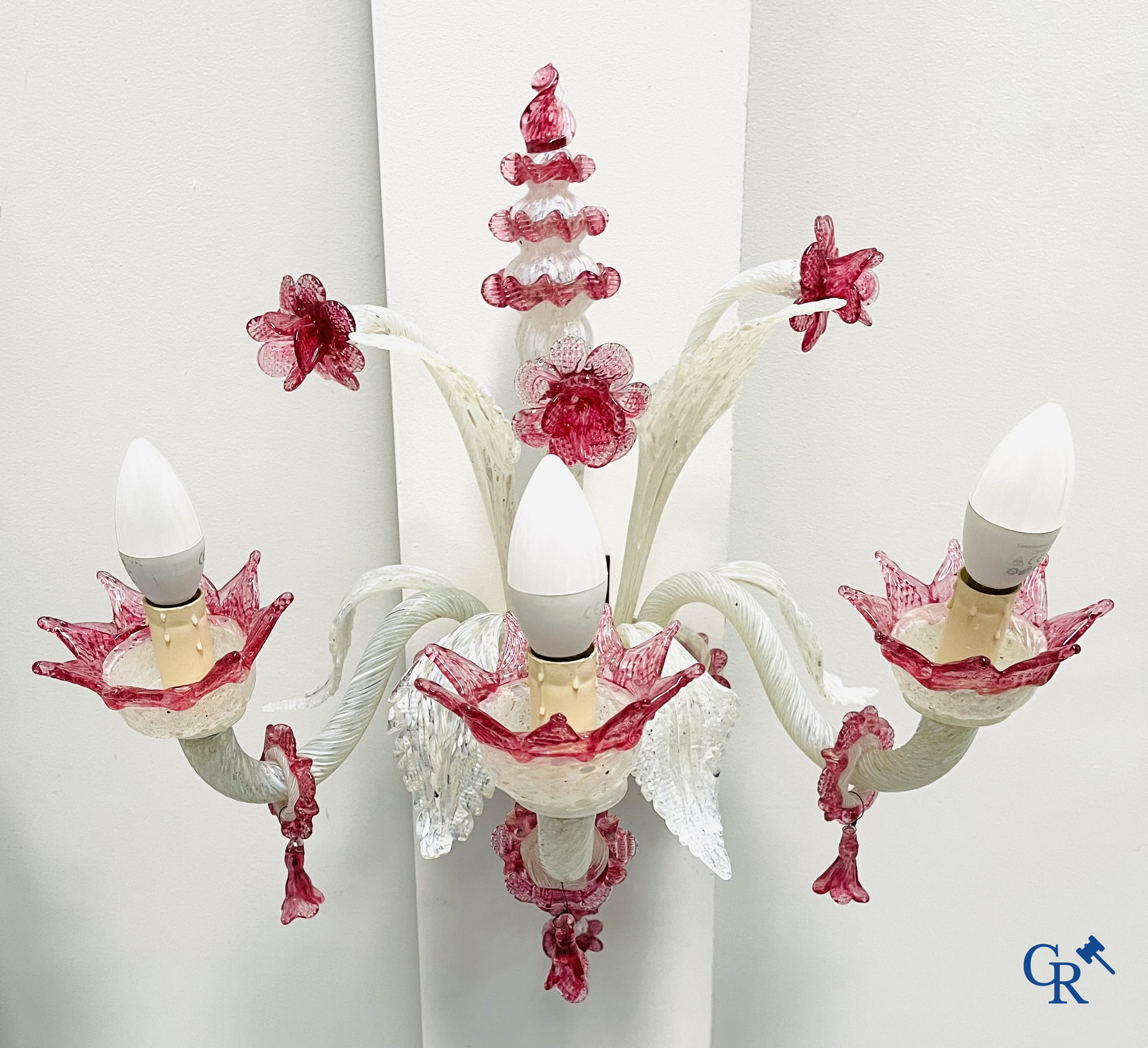 Un lot d'une lampe de table vénitienne, une paire de grandes appliques en verre vénitien et un plafonnier en Murano.