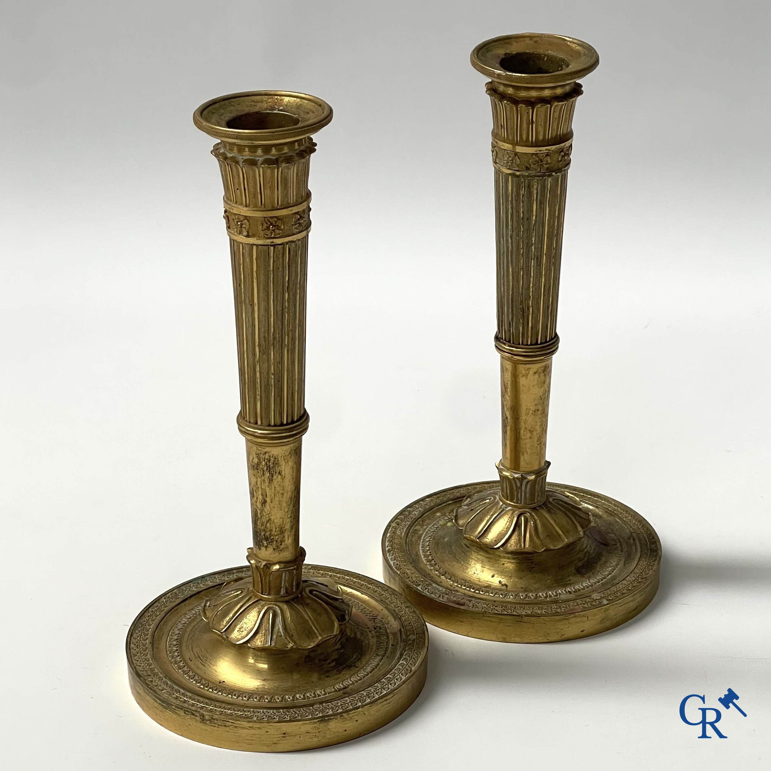 Empire tijdperk, een paar fijn geciseleerde en vergulde bronzen kandelaars. Frankrijk, begin 19e eeuw.