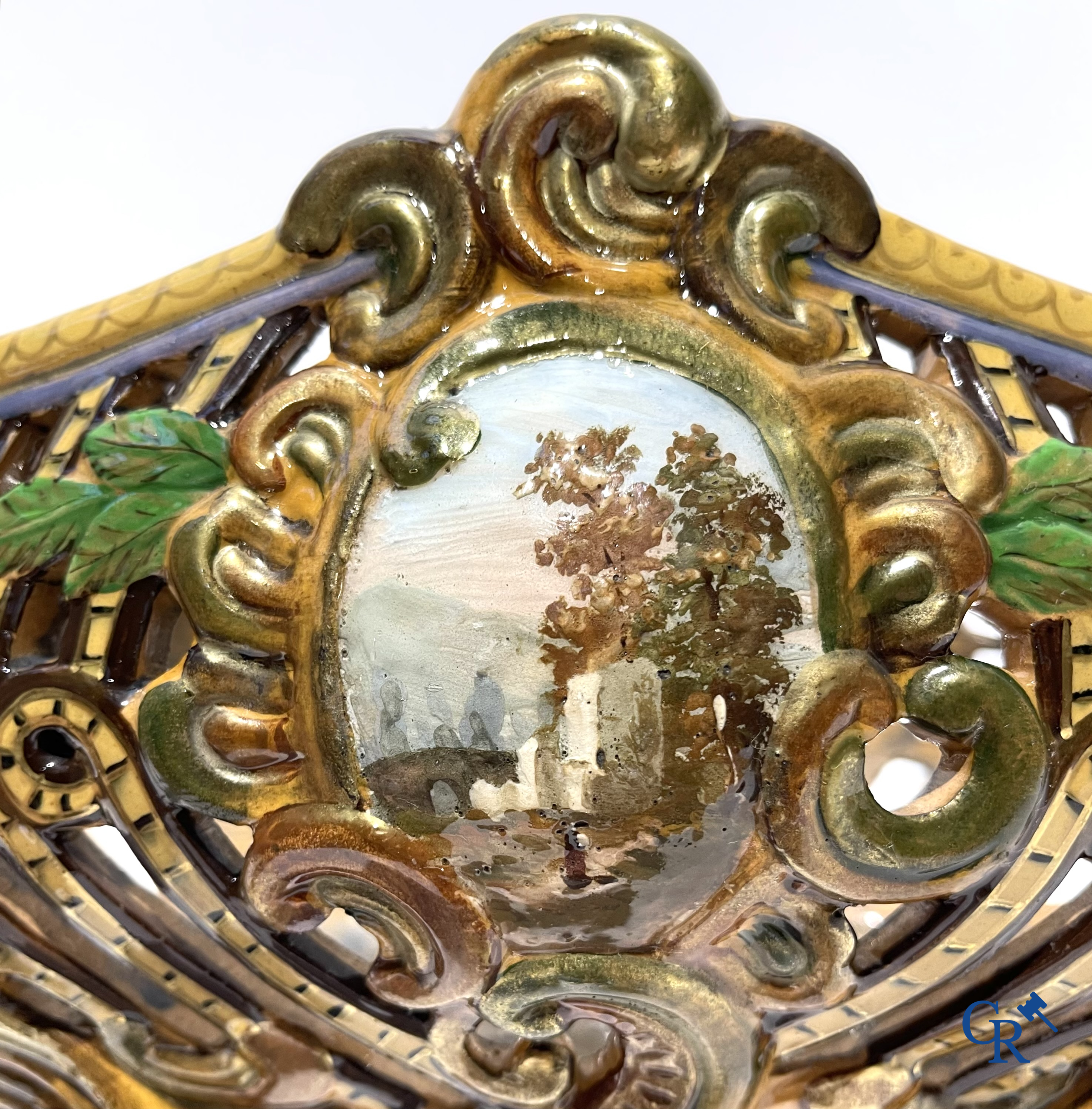 Emile Gallé Nancy, groot tafelmiddenstuk in geëmailleerde faience. Gesigneerd Gallé Nancy deposé.