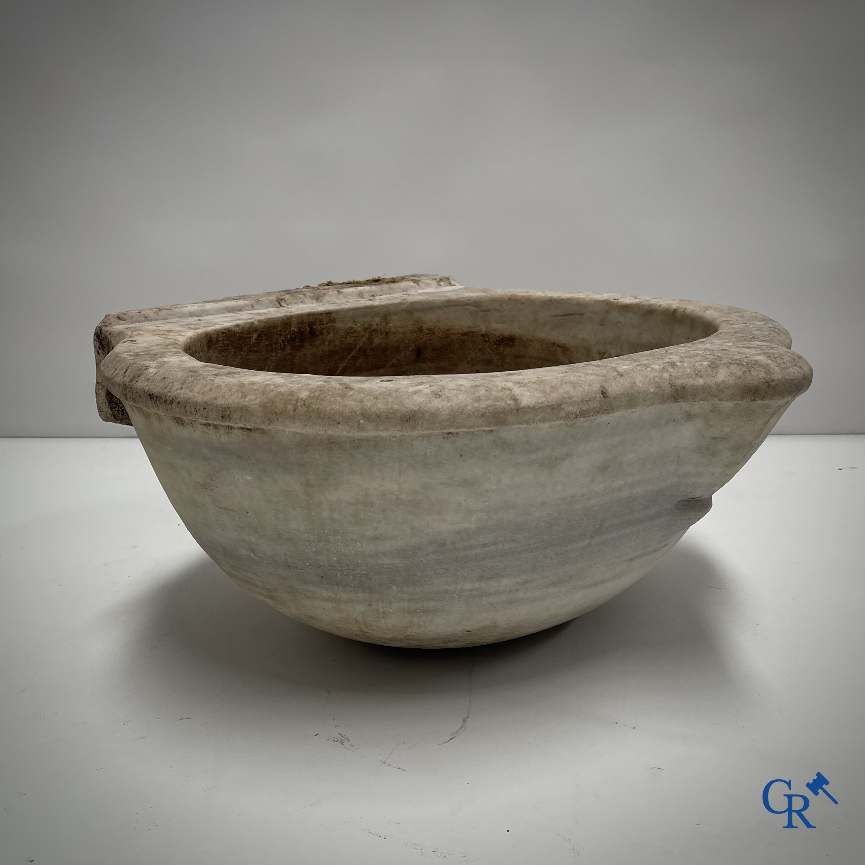 Uitzonderlijk groot marmeren wijwatervat of doopvont. 18e eeuw.