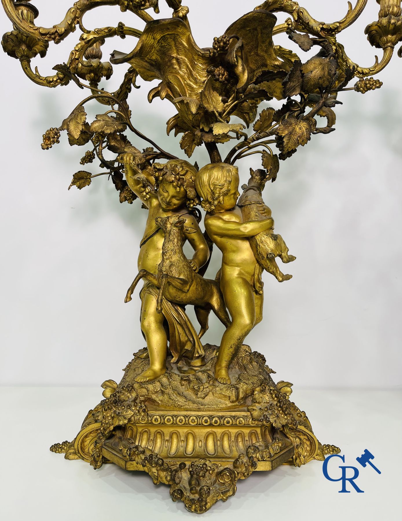 Important paire de chandeliers en bronze doré avec putti, style LXVI. Epoque Napoléon III.