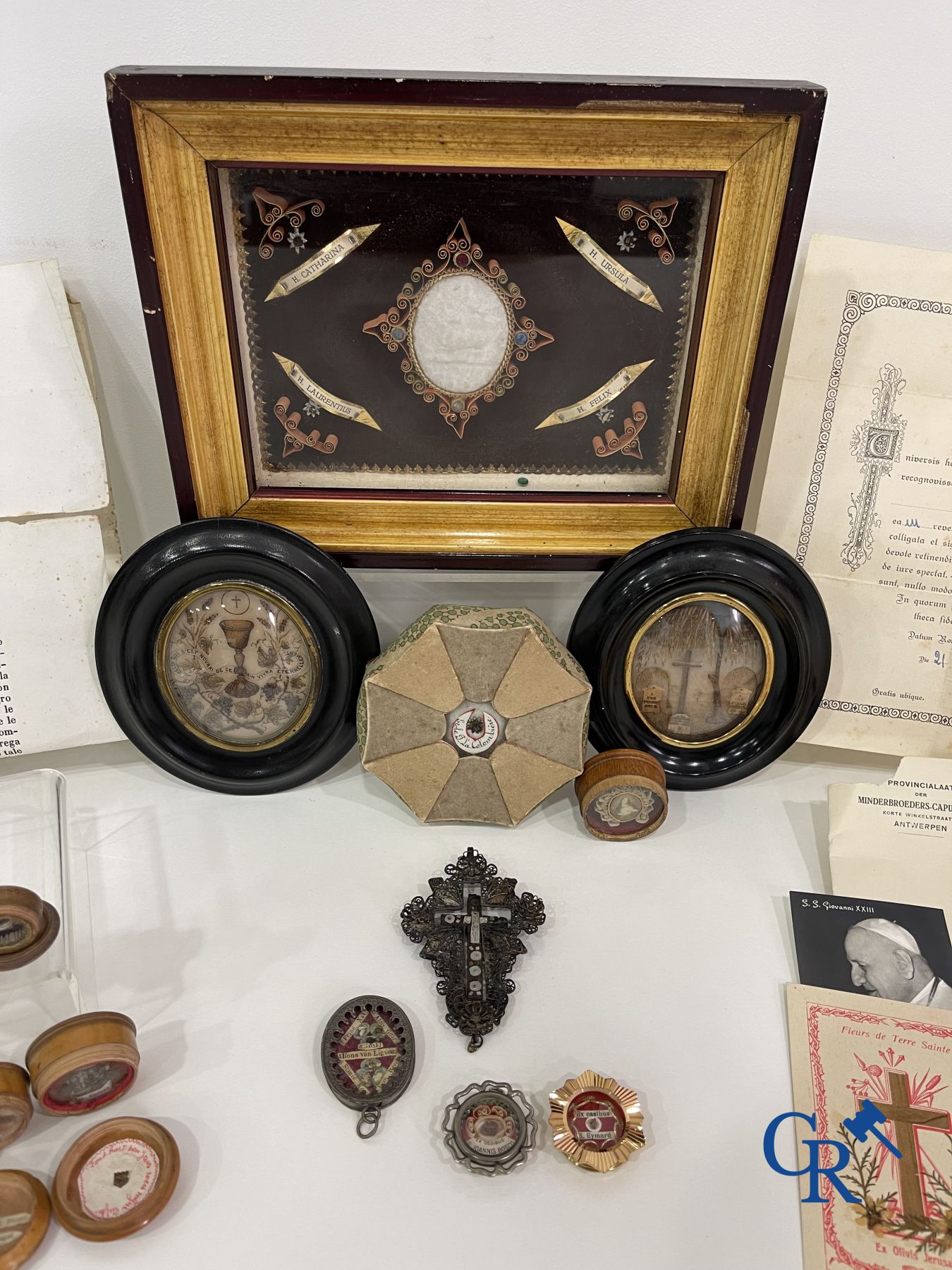 Large lot of religious objects, relics frame, Agnus-Dei, various thecas, relics, etc. 18th-19th century.