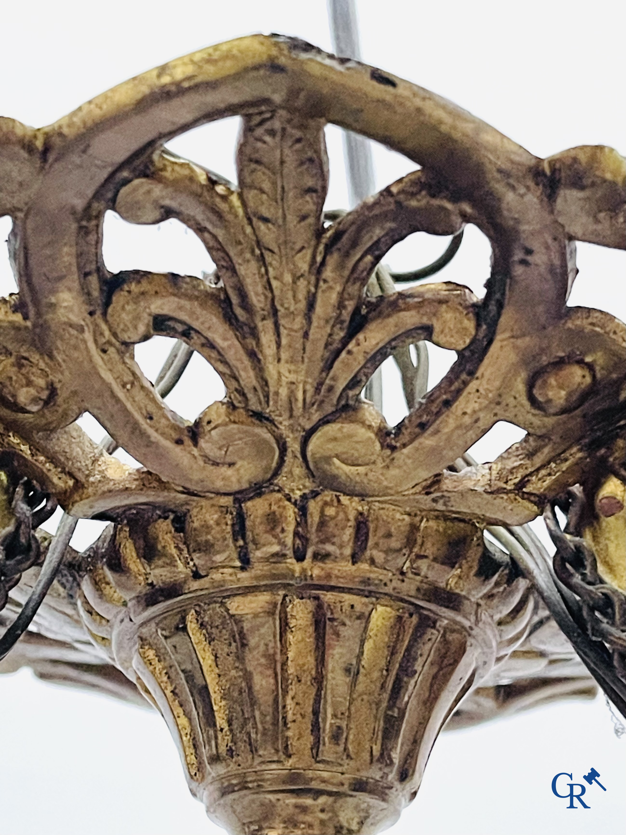 A lot of an imposing chandelier with 12 light points, a lamp belge with bronze frame and a fireplace piece.