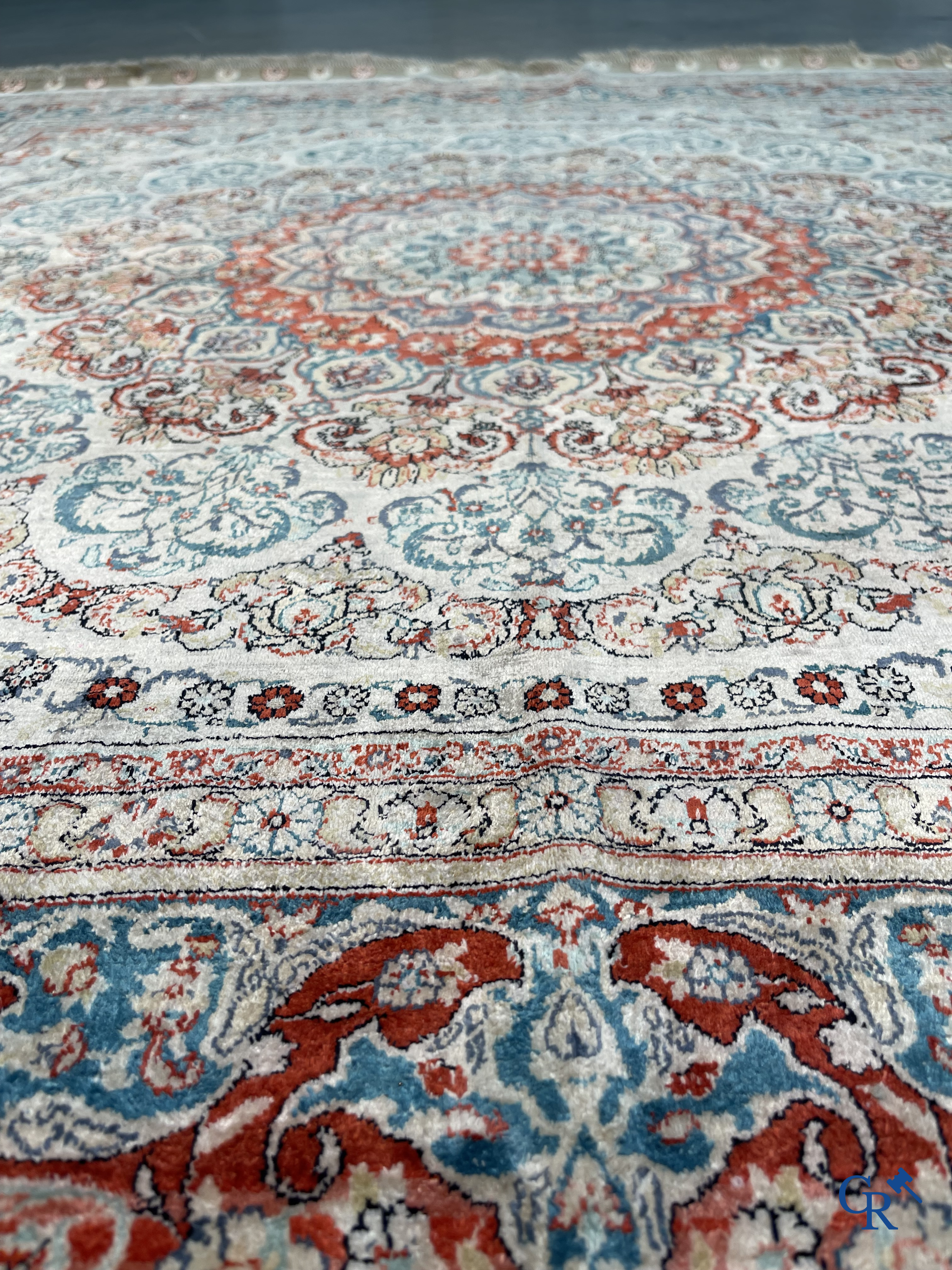 Tapis d'Orient: Hereke, un tapis d'orient en soie finement noué au décor floral.