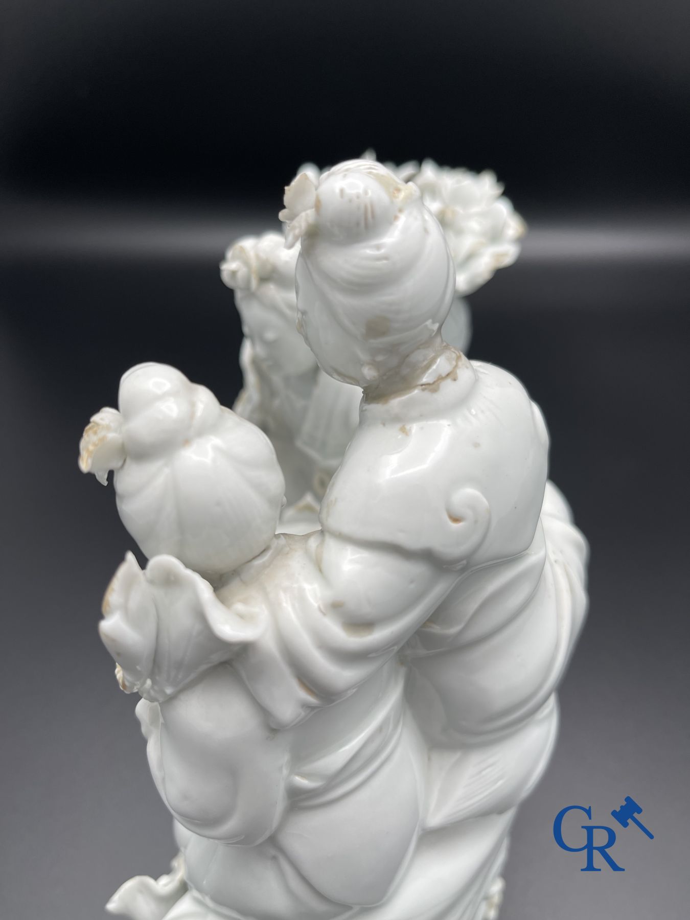 Porcelaine chinoise: Un lion bouddhiste et un groupe en blanc de Chine.